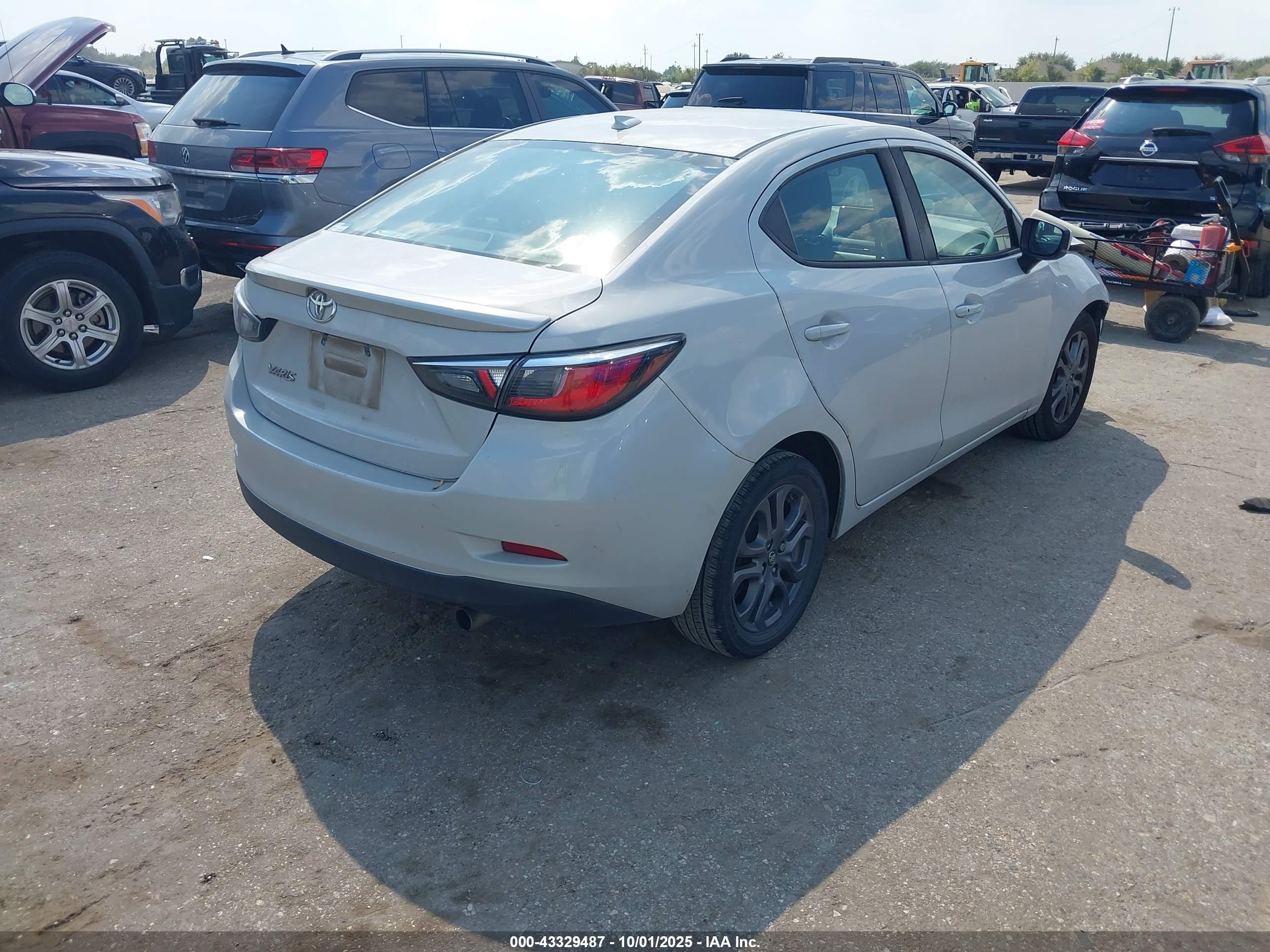 TOYOTA YARIS image 4