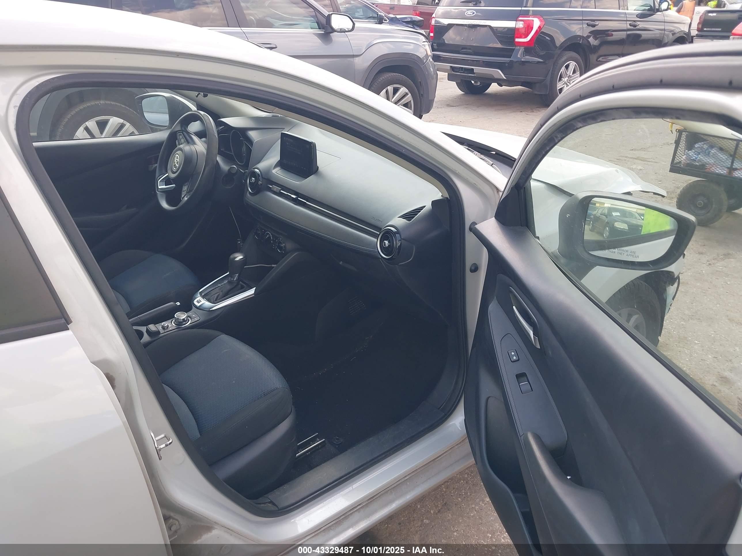 TOYOTA YARIS image 5