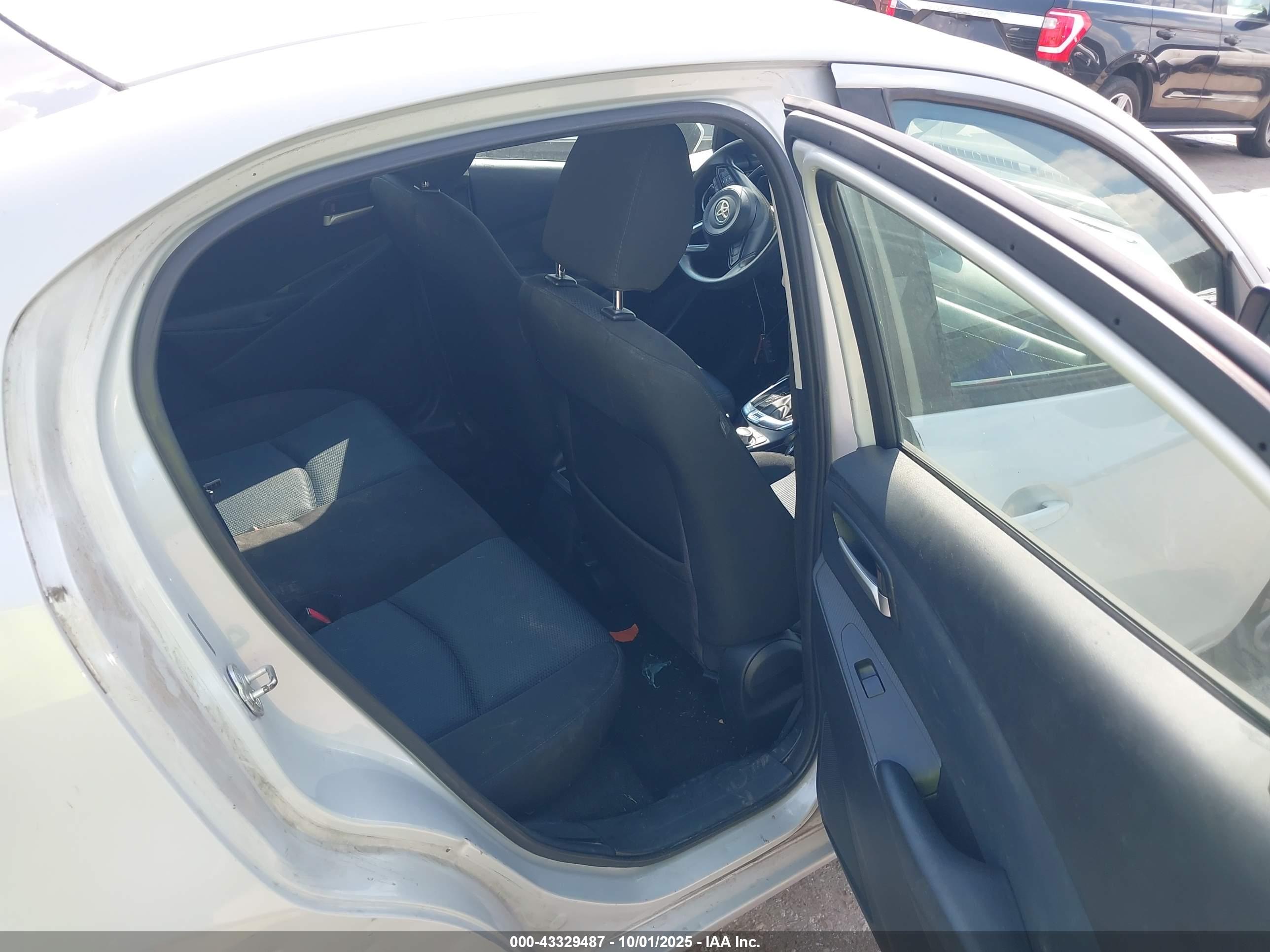 TOYOTA YARIS image 8