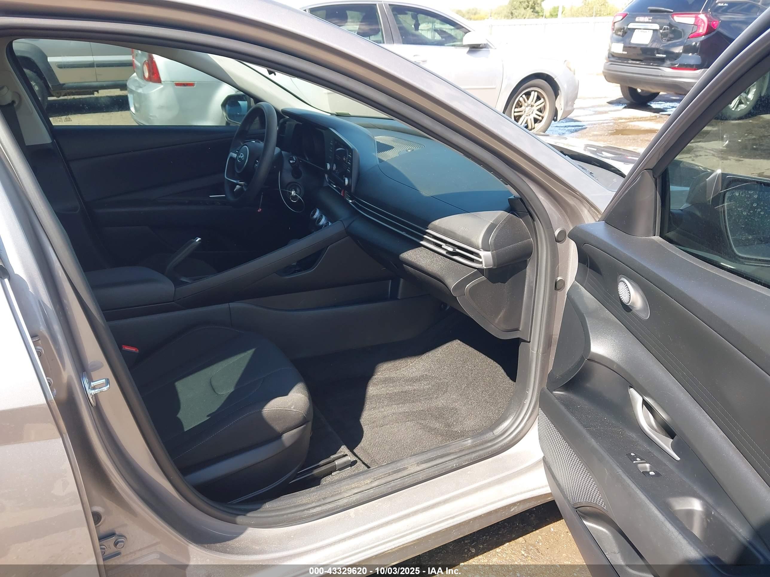 HYUNDAI ELANTRA image 5