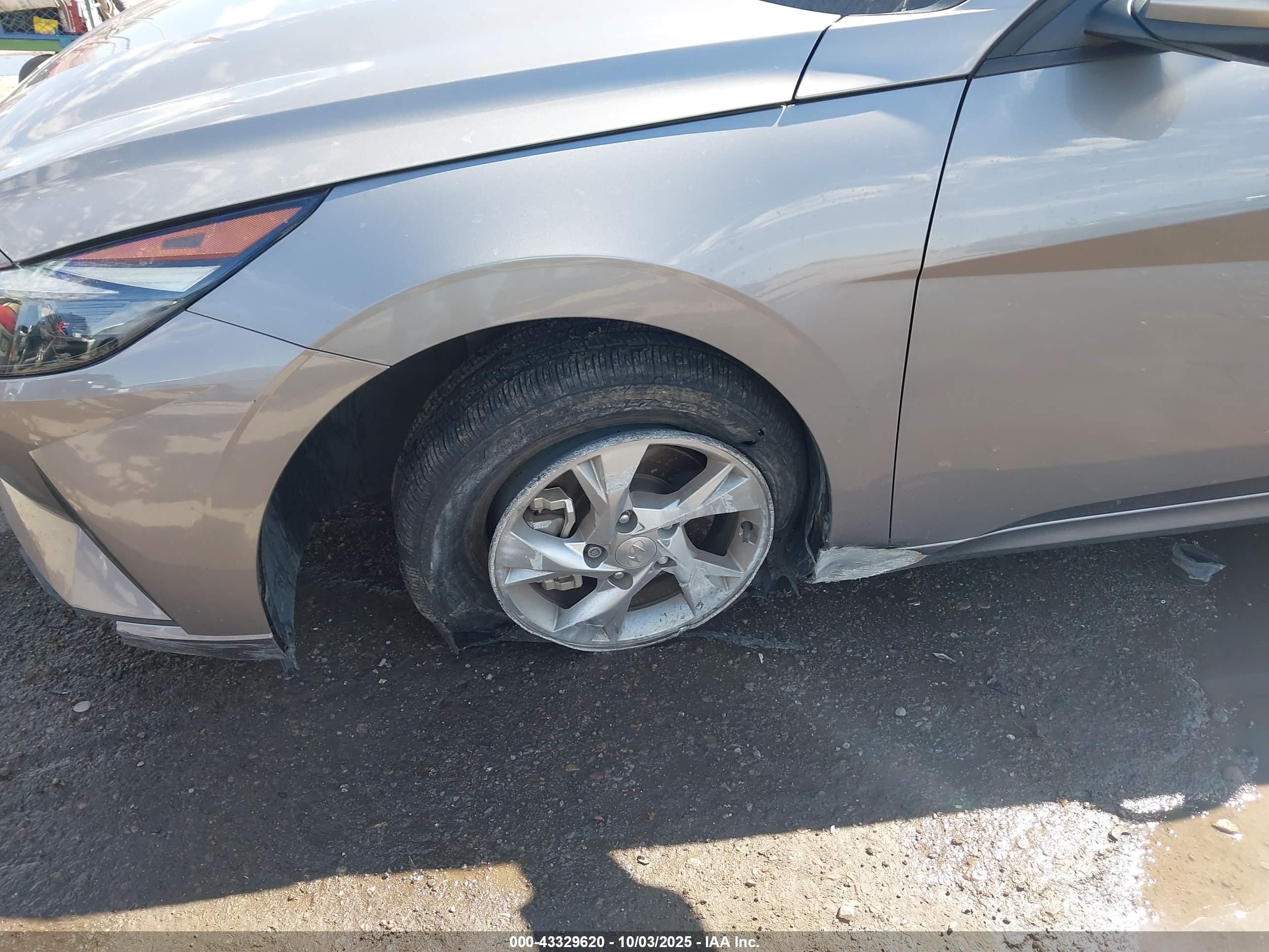 HYUNDAI ELANTRA image 6