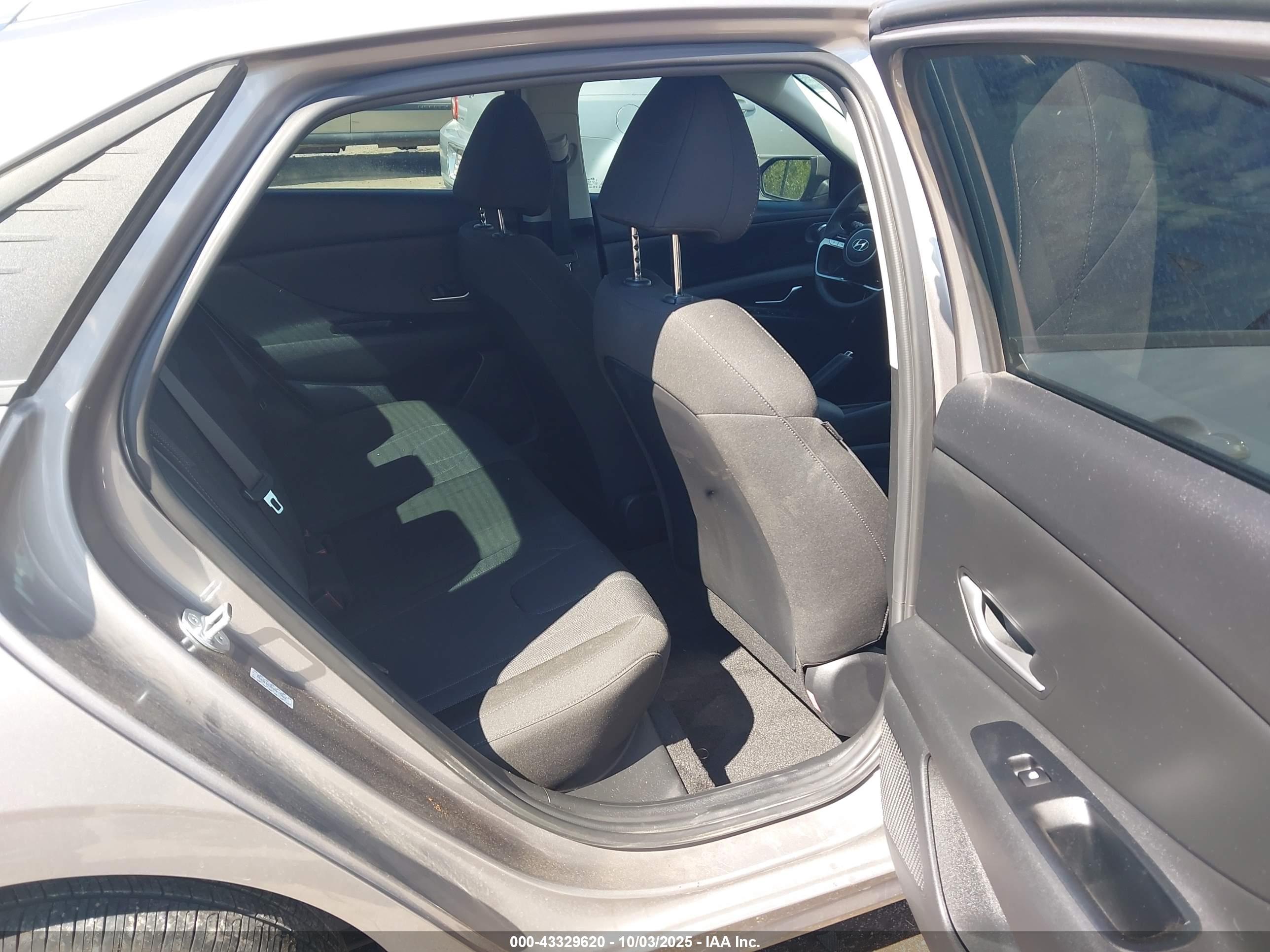HYUNDAI ELANTRA image 8