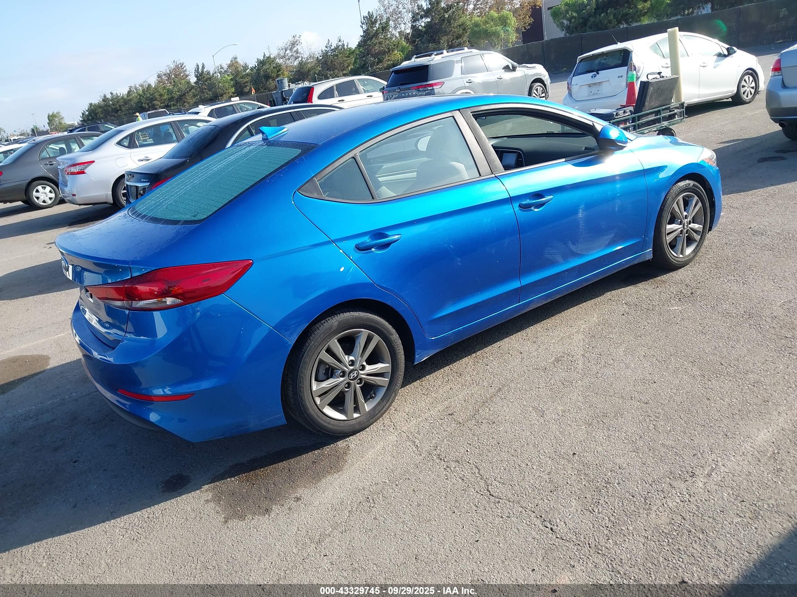 HYUNDAI ELANTRA image 4