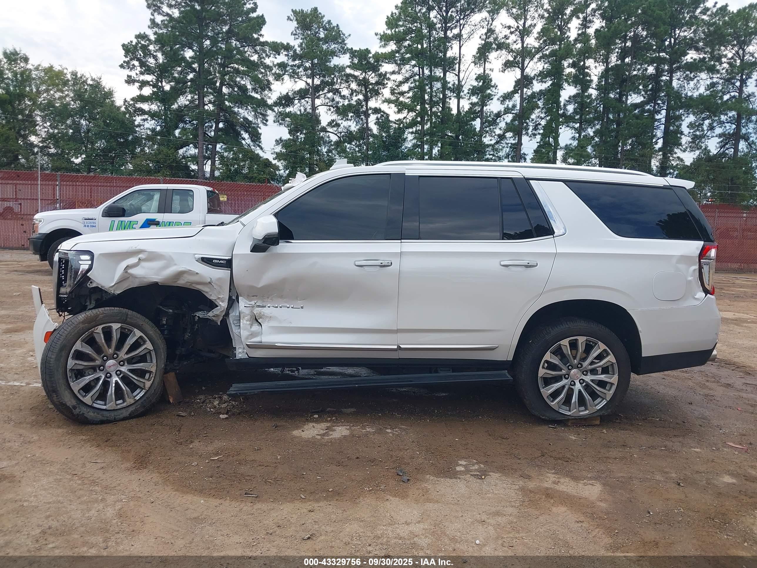 GMC YUKON image 6