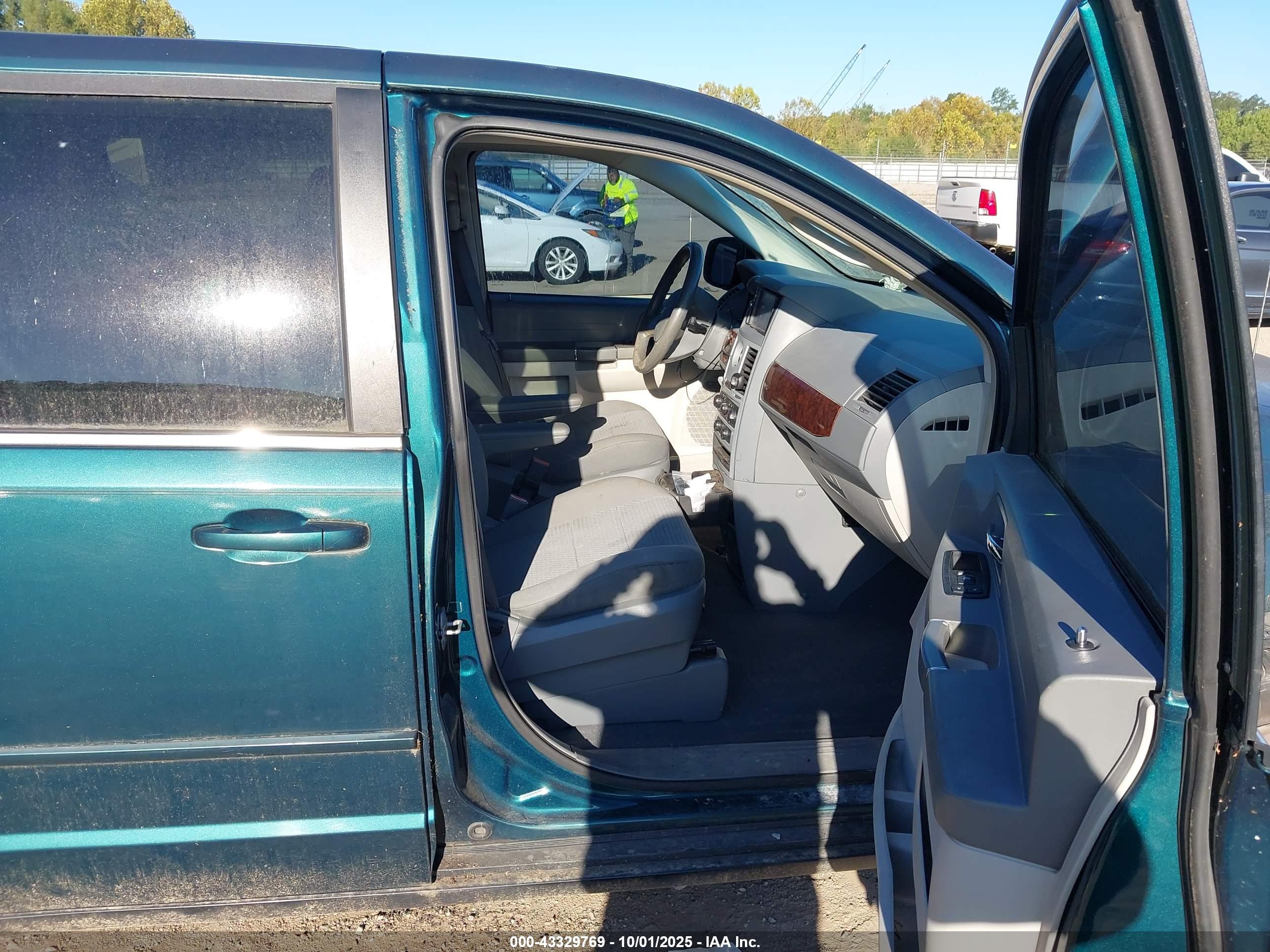 CHRYSLER TOWN image 5