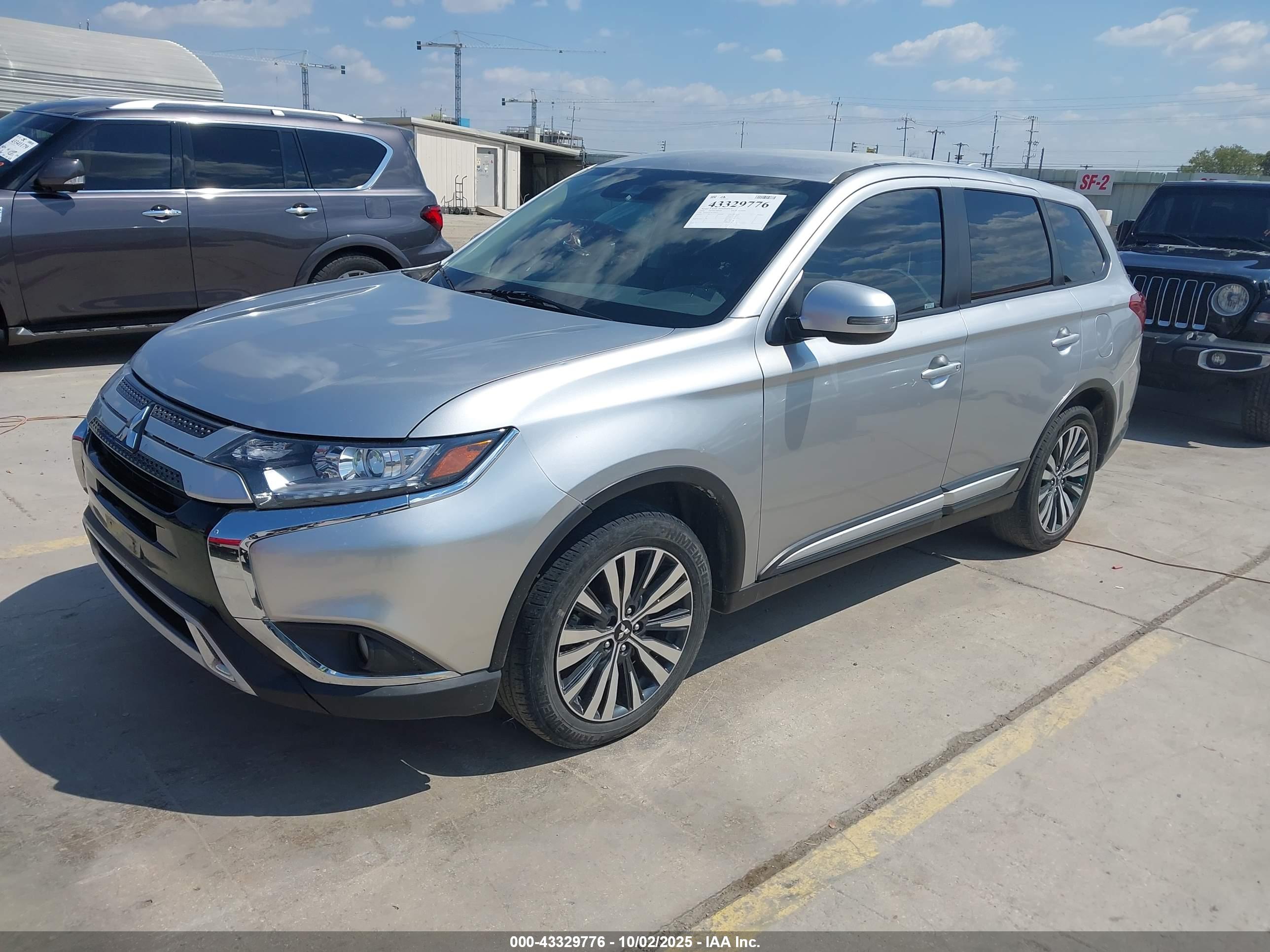 MITSUBISHI OUTLANDER image 2