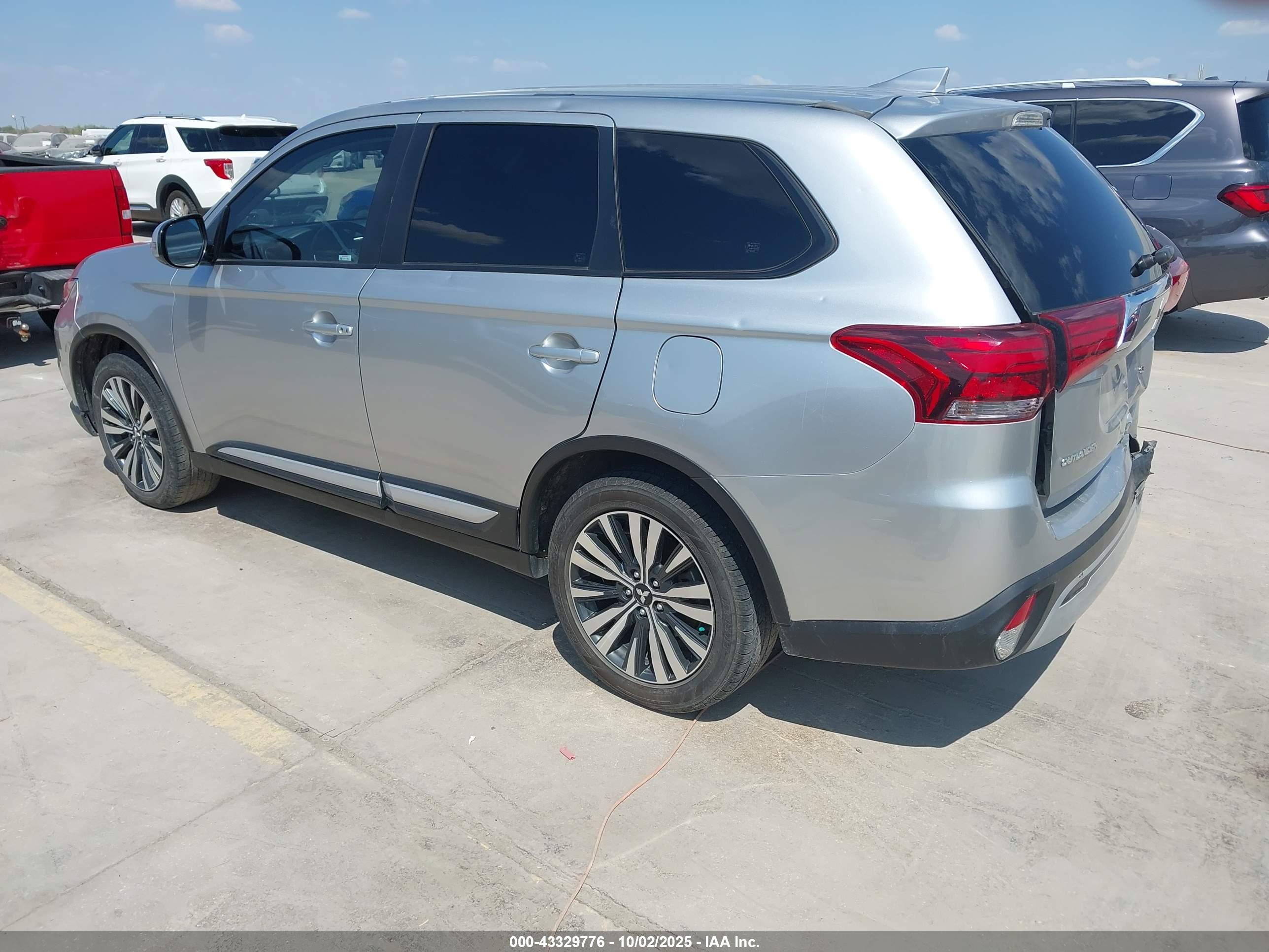 MITSUBISHI OUTLANDER image 3