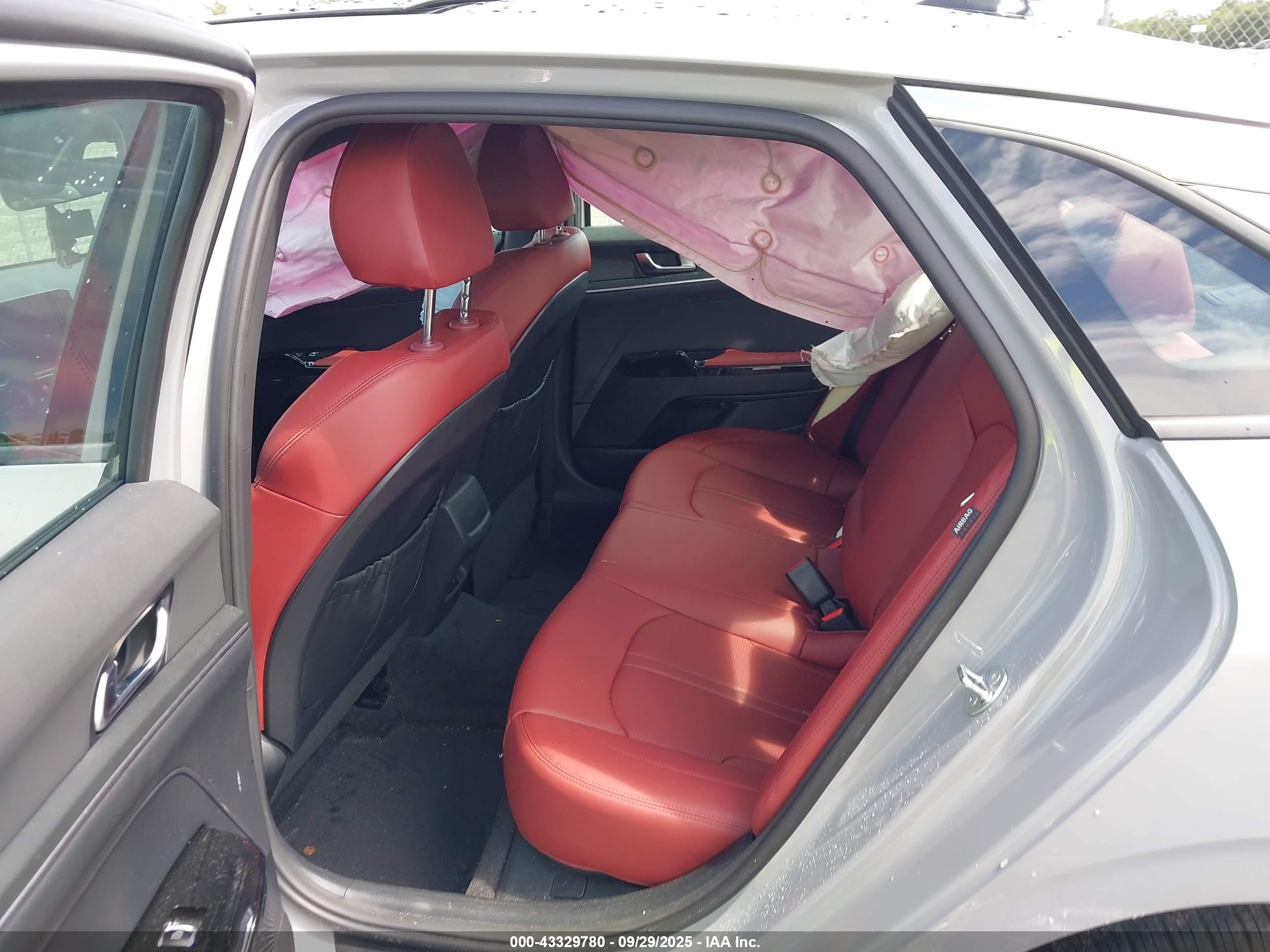 KIA K5 image 8