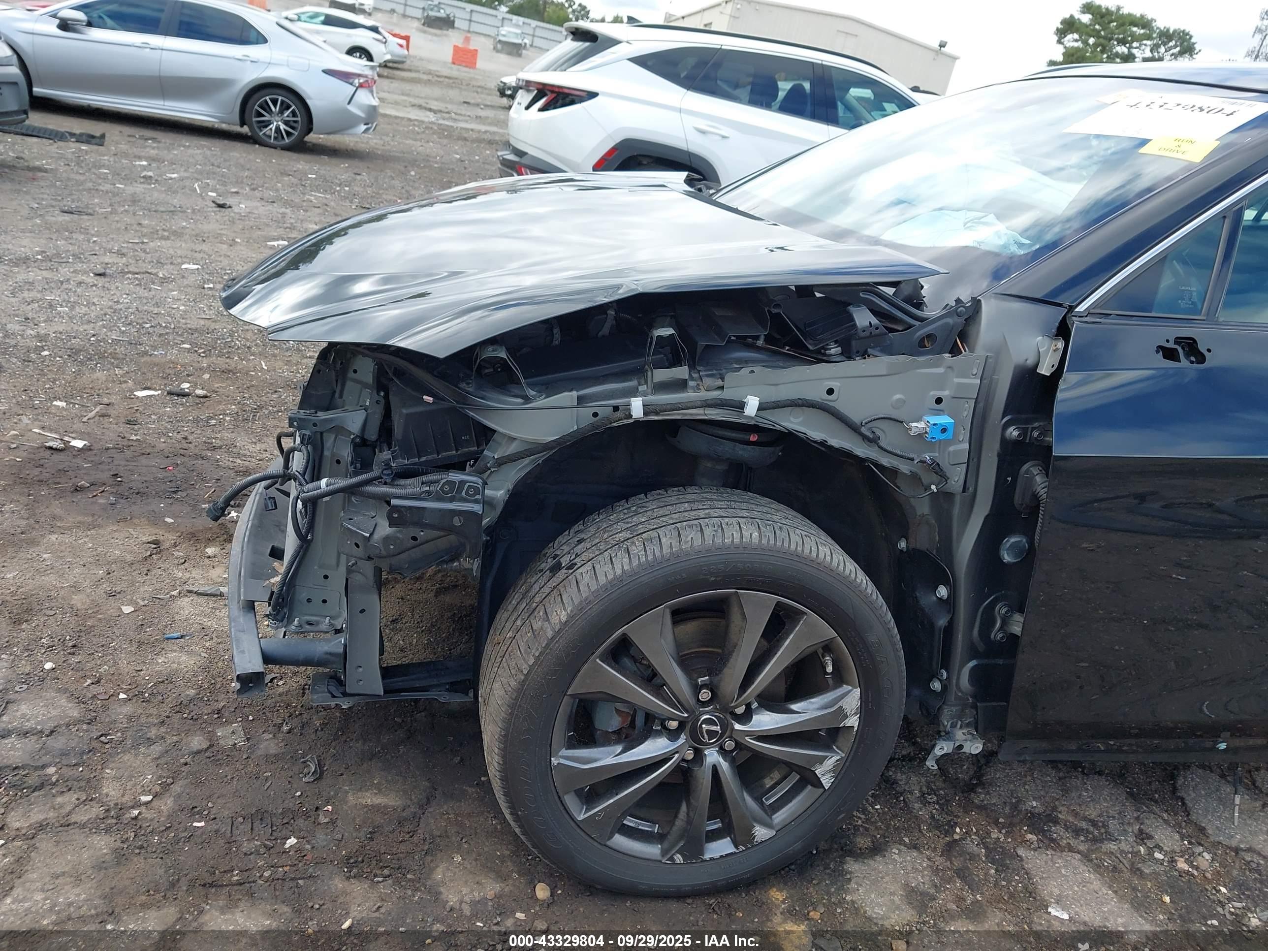 LEXUS UX image 6