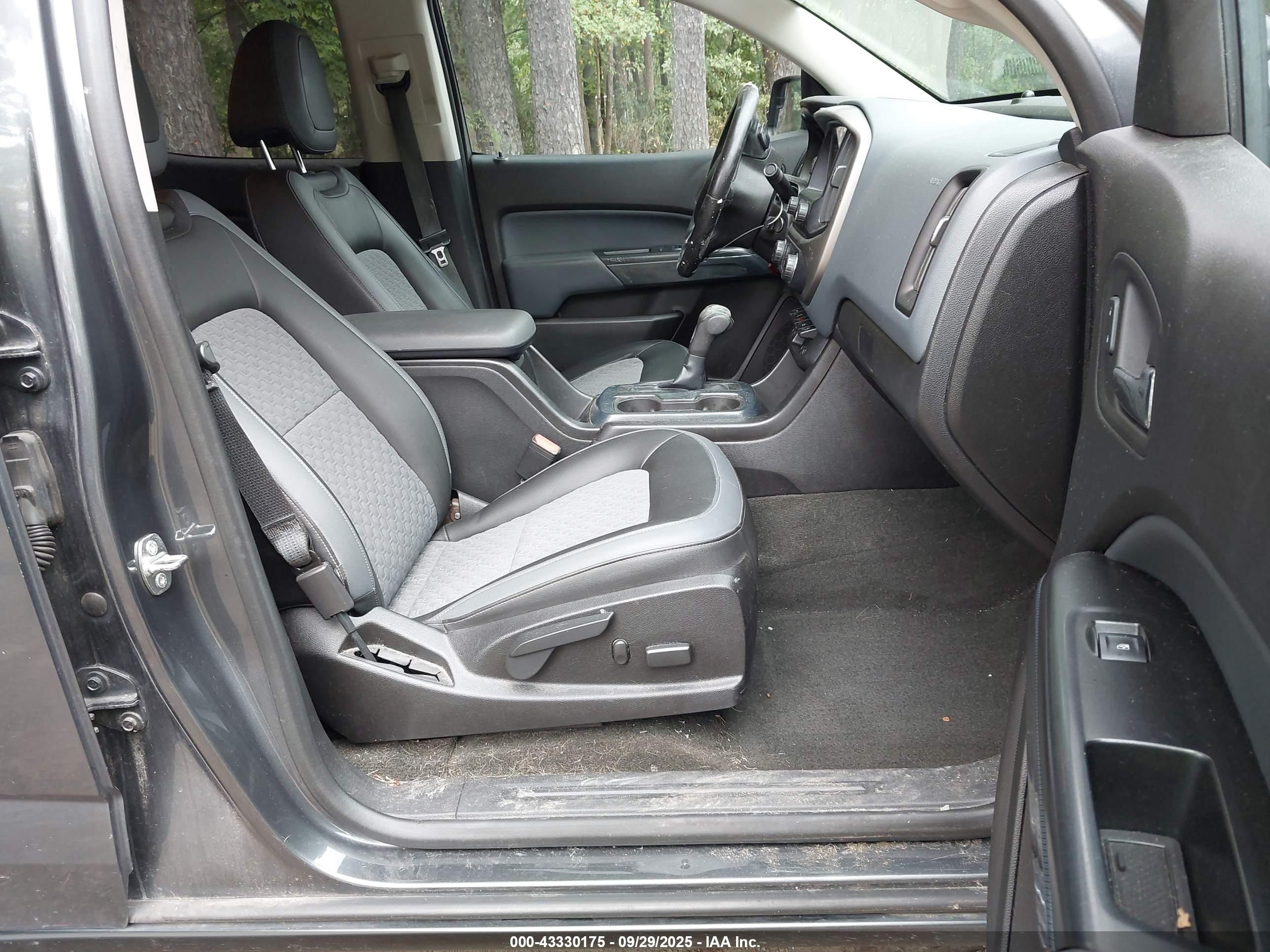 CHEVROLET COLORADO image 5