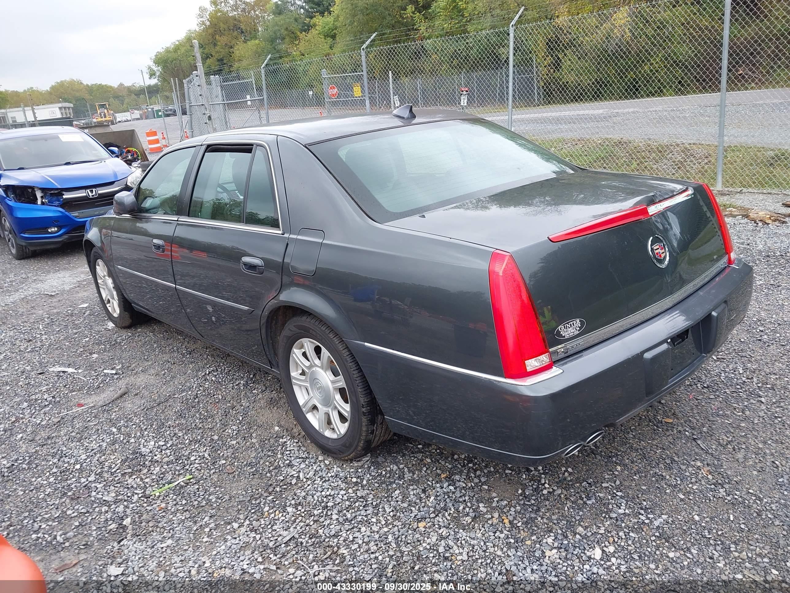 CADILLAC DTS image 3