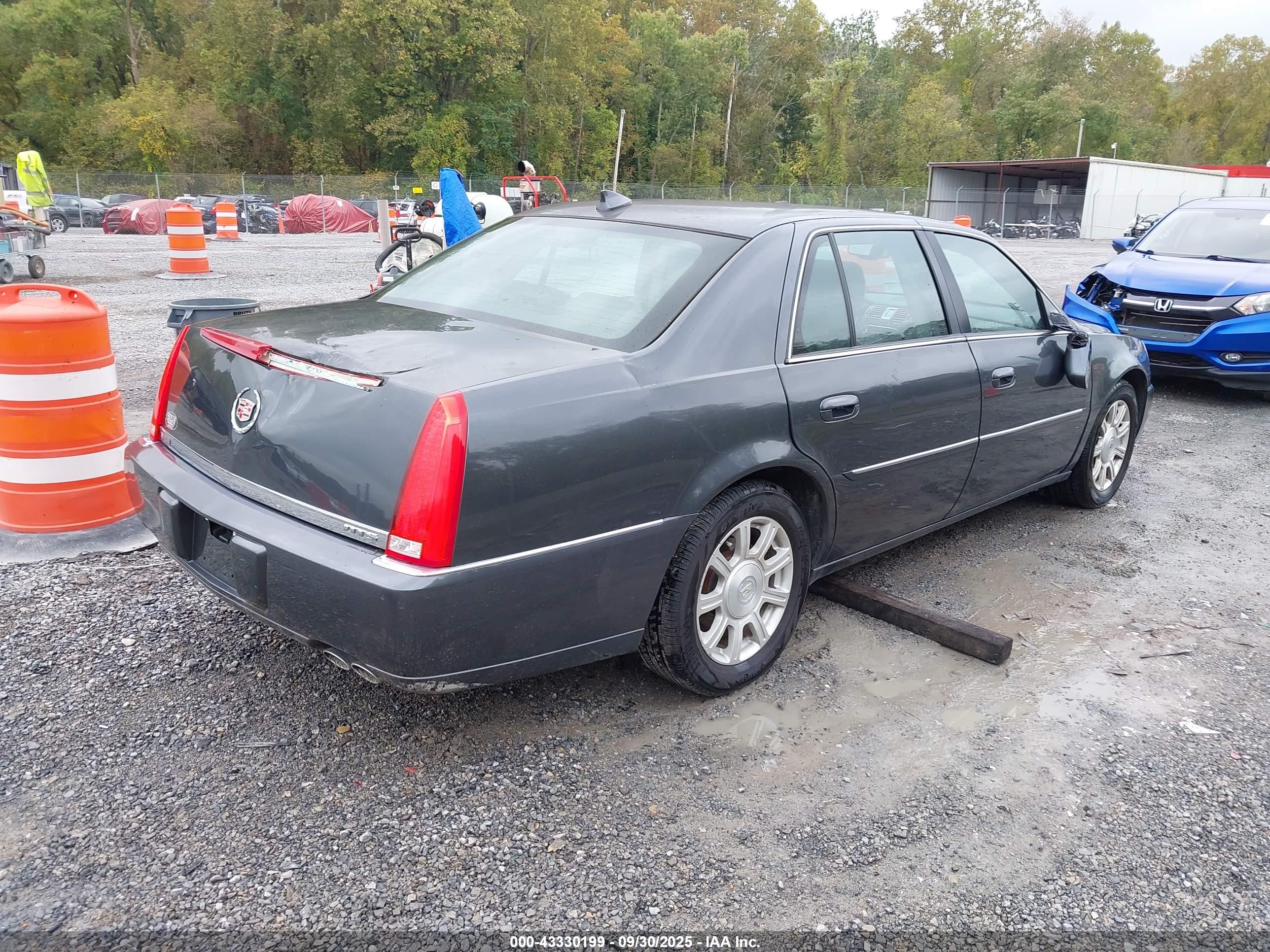 CADILLAC DTS image 4