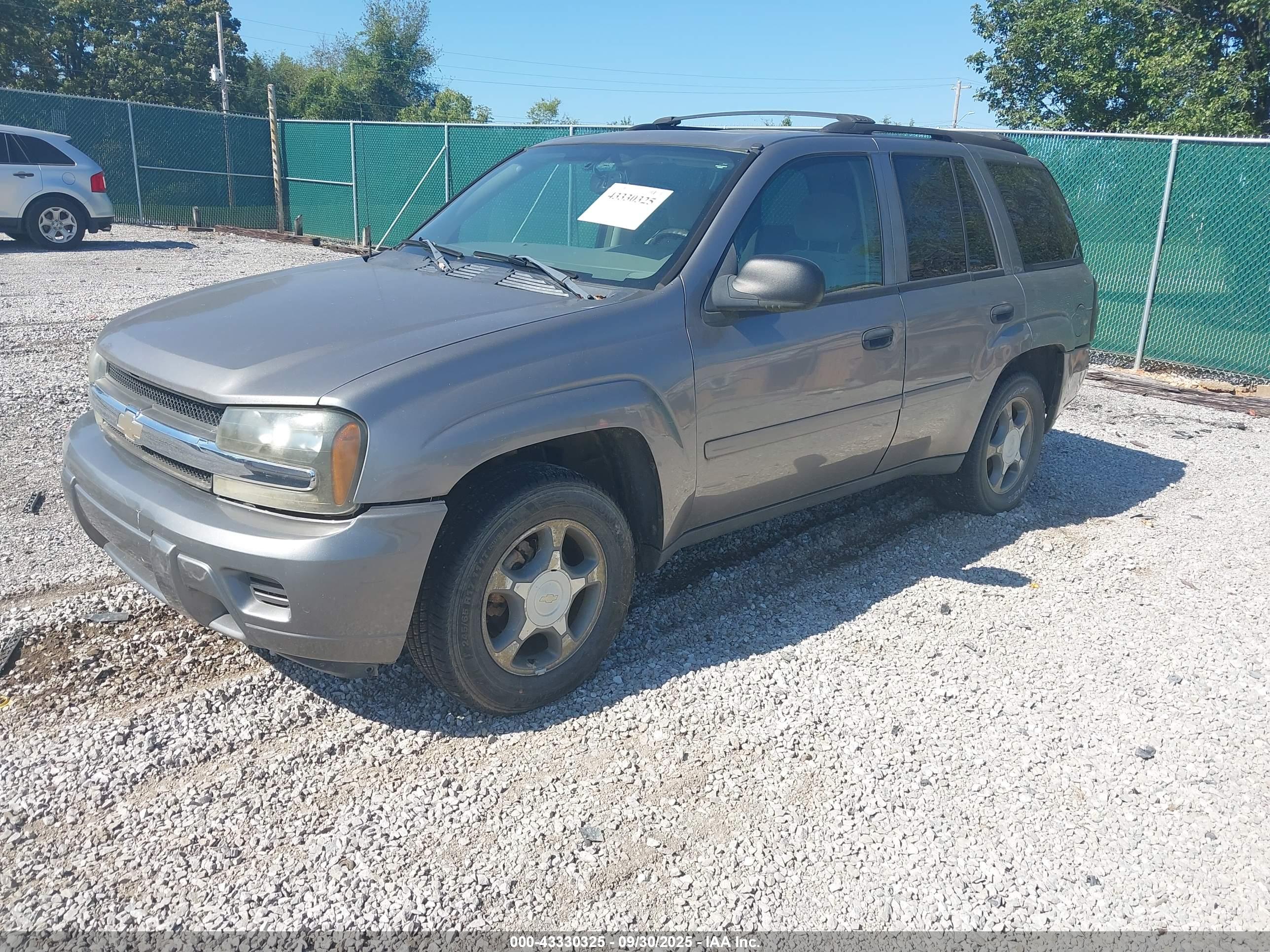 CHEVROLET TRAILBLAZER image 2