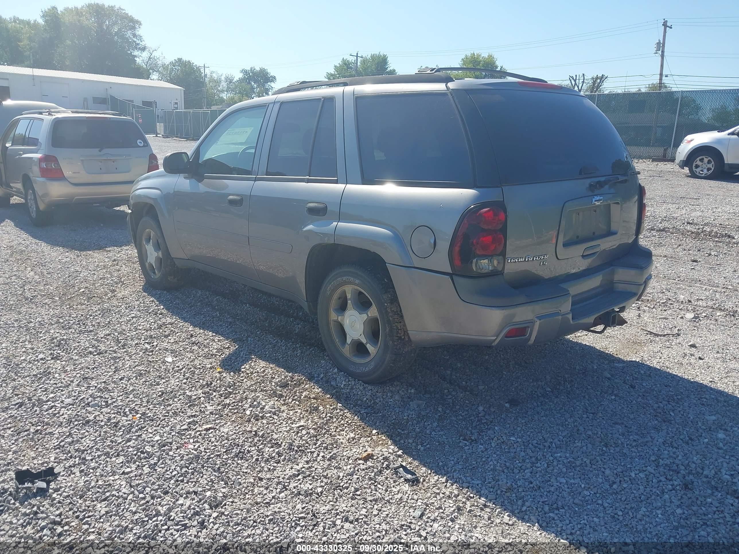CHEVROLET TRAILBLAZER image 3