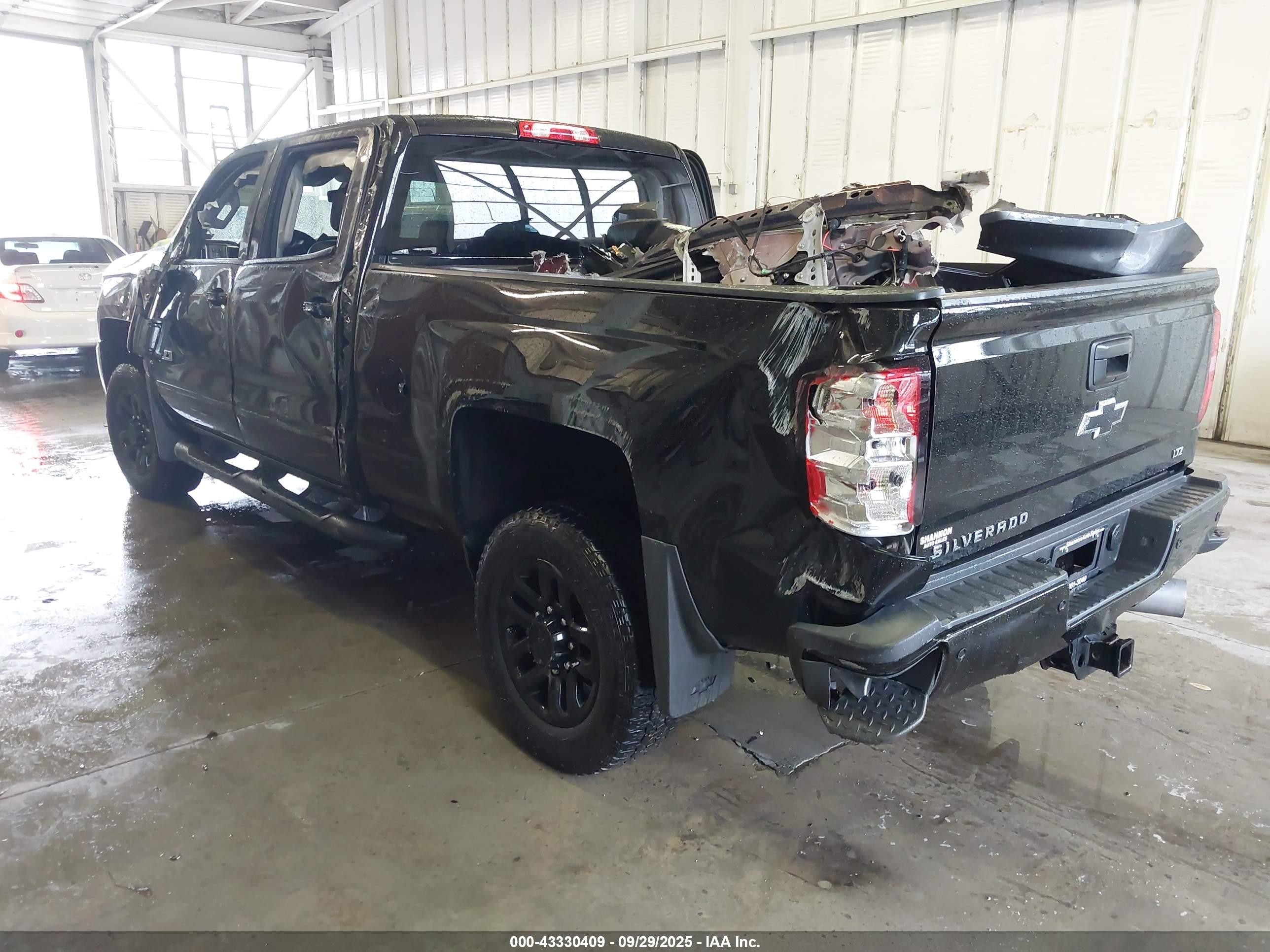 CHEVROLET SILVERADO image 3