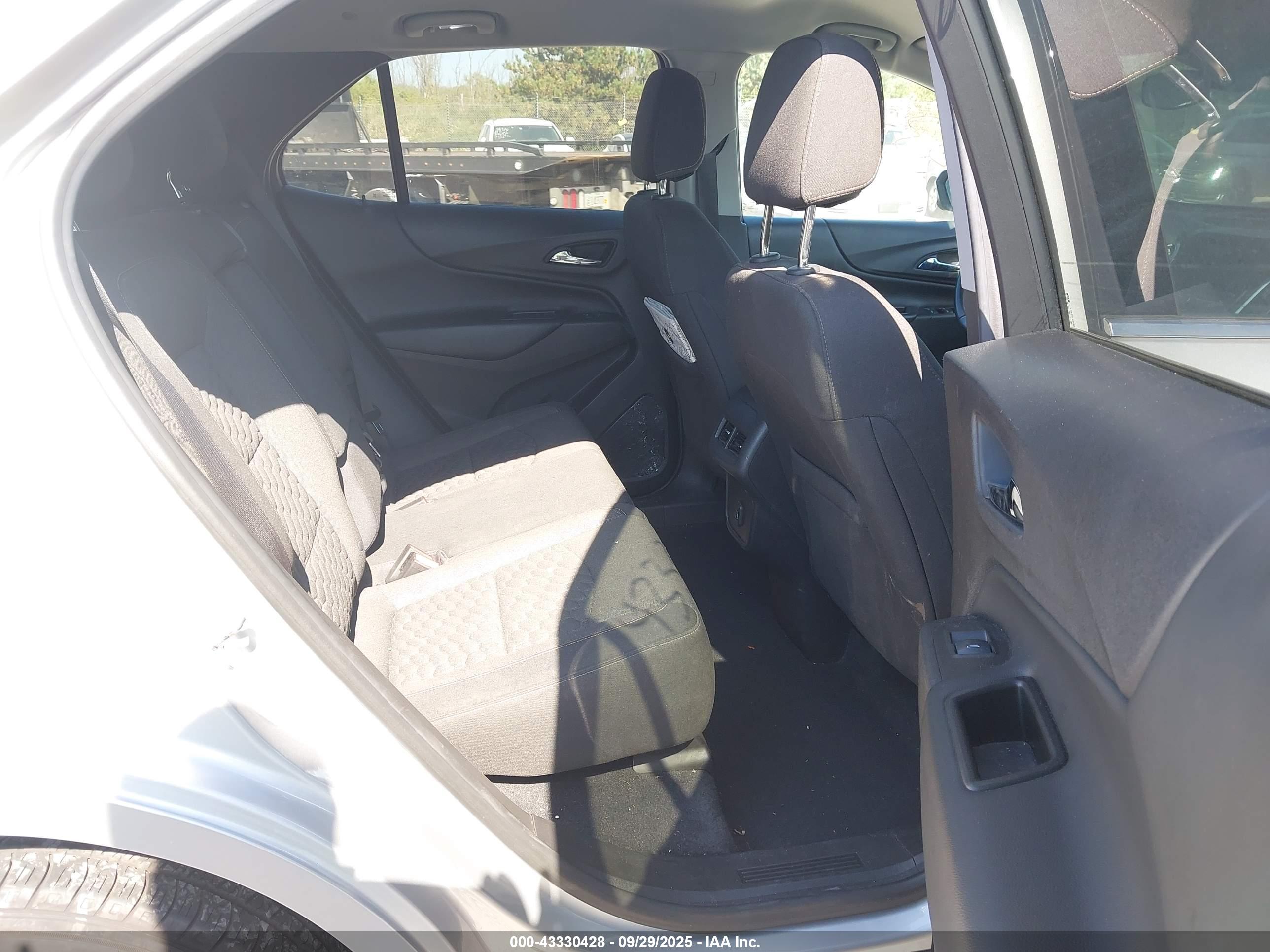 CHEVROLET EQUINOX image 8