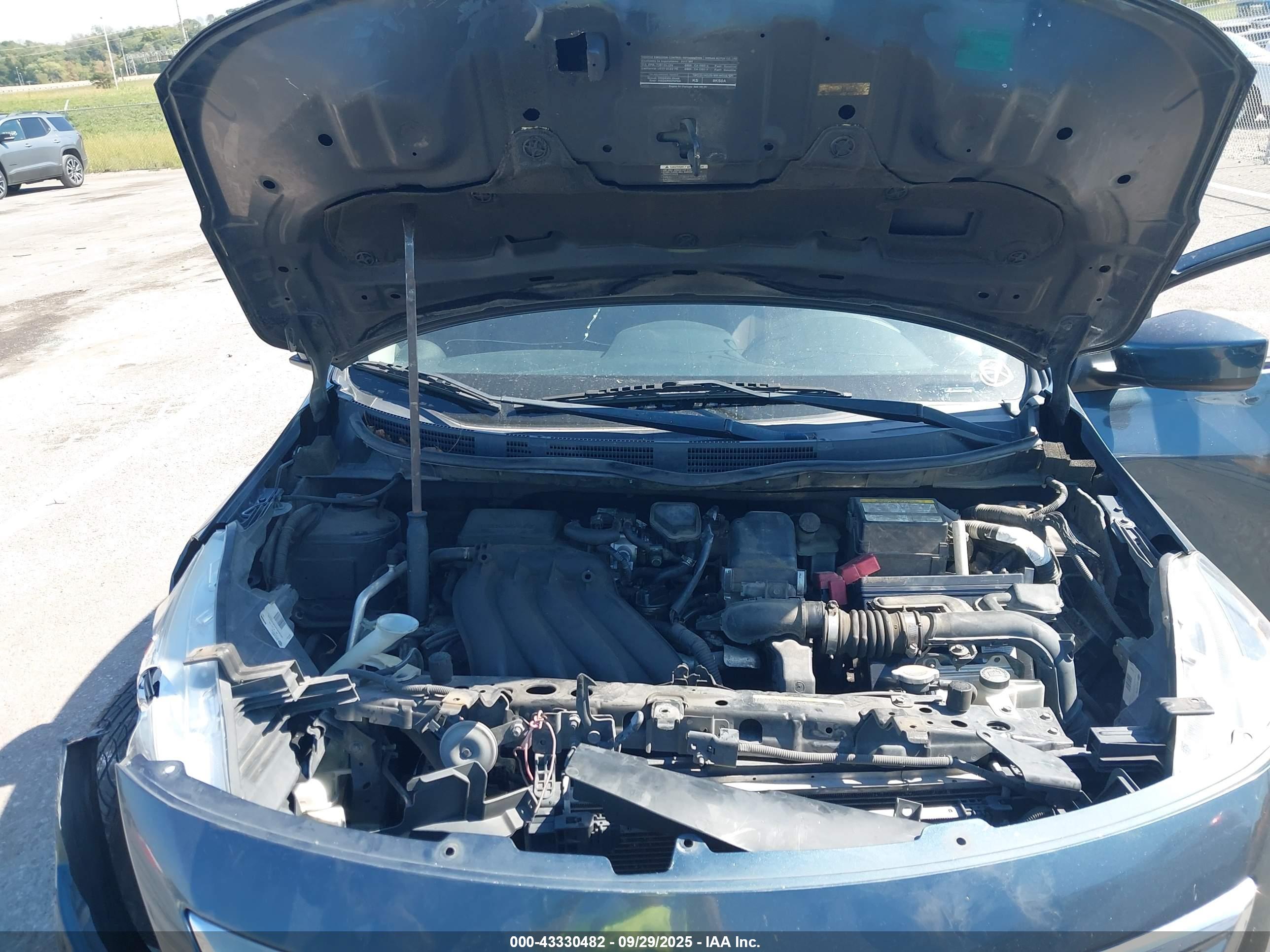 NISSAN VERSA image 10