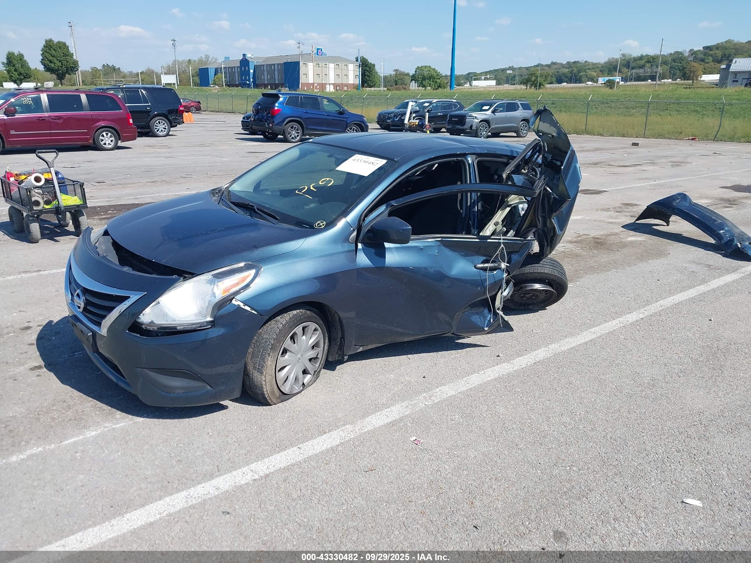 NISSAN VERSA image 2