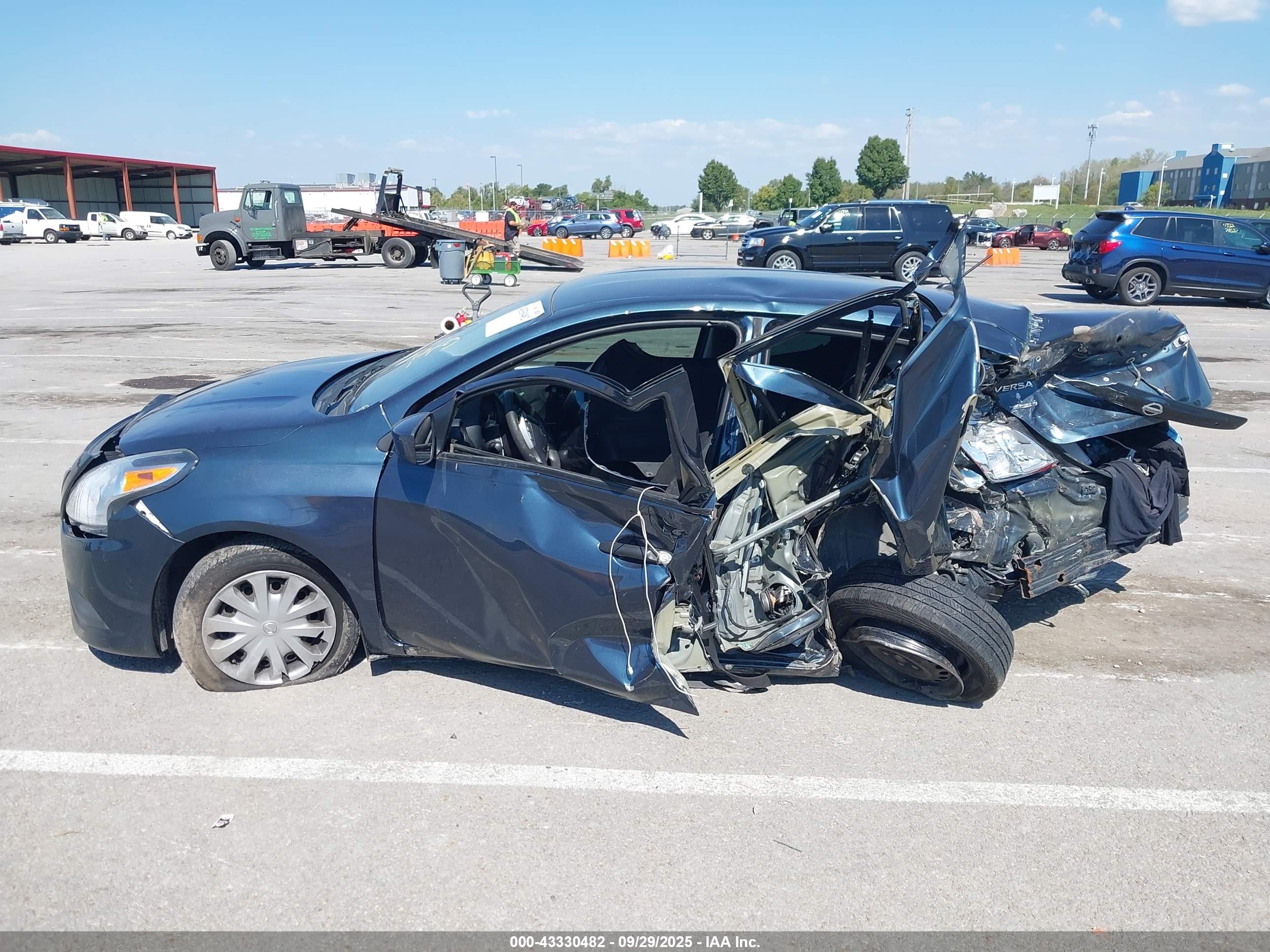 NISSAN VERSA image 6