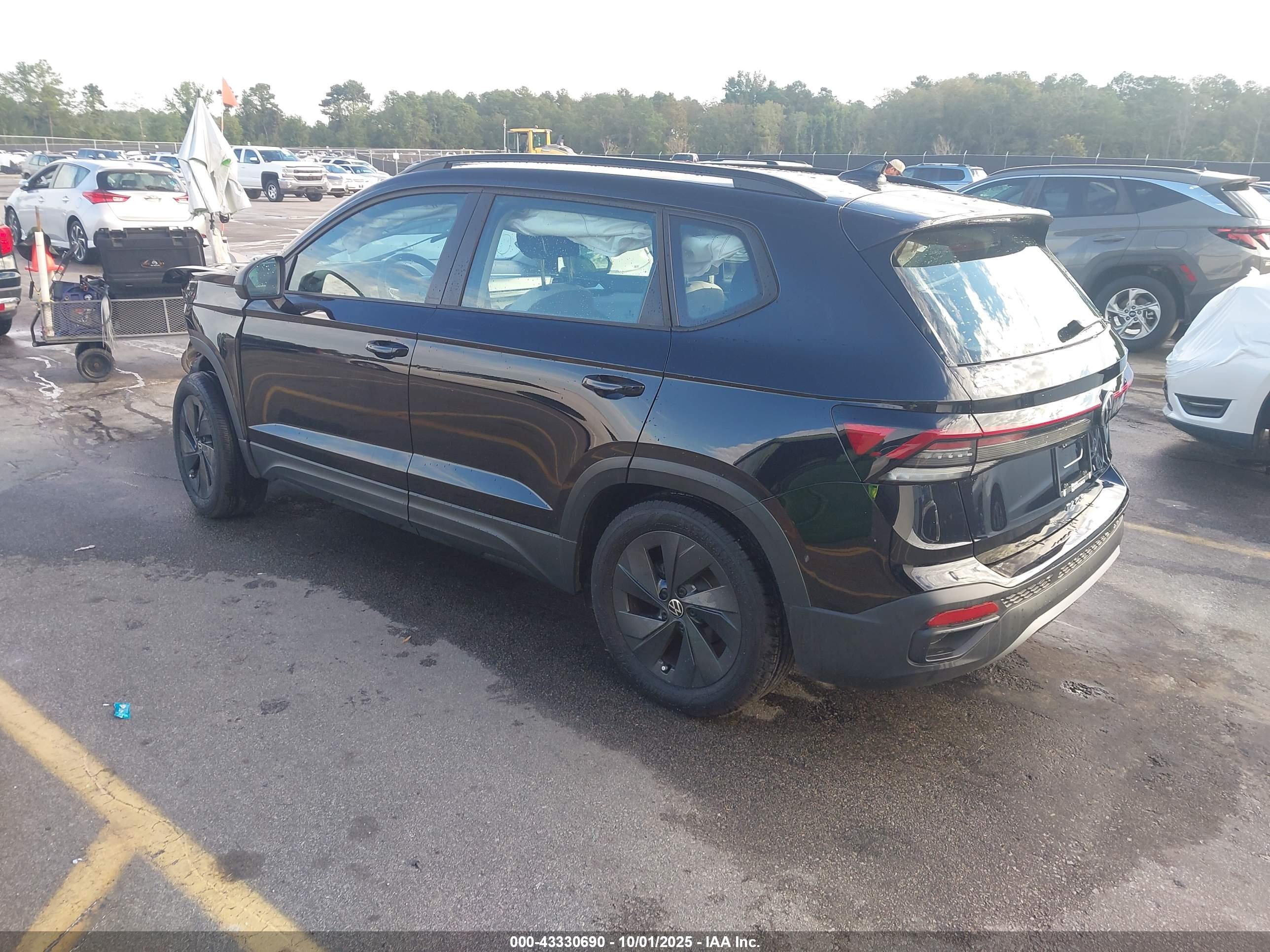 VOLKSWAGEN TAOS image 3