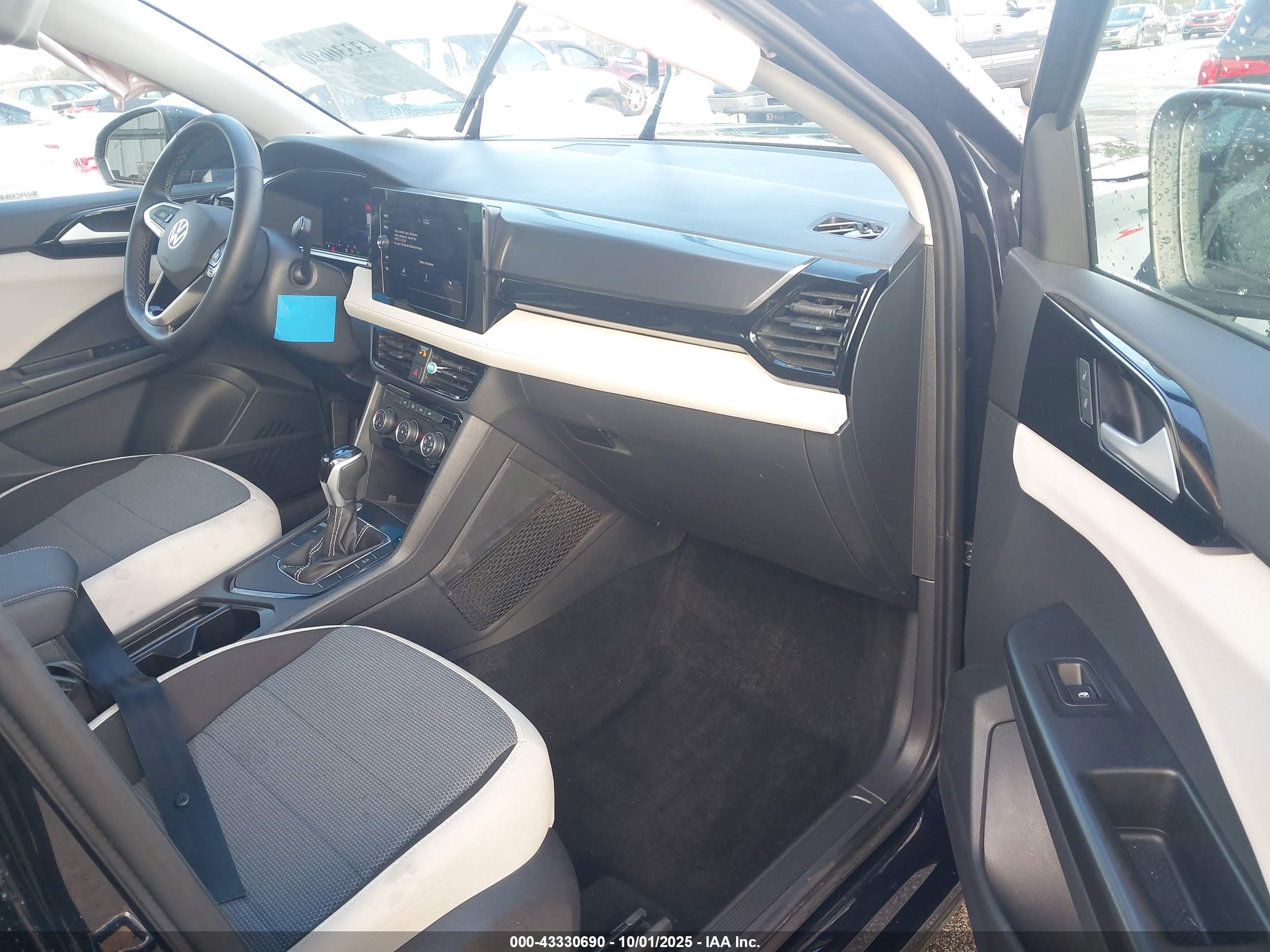 VOLKSWAGEN TAOS image 5