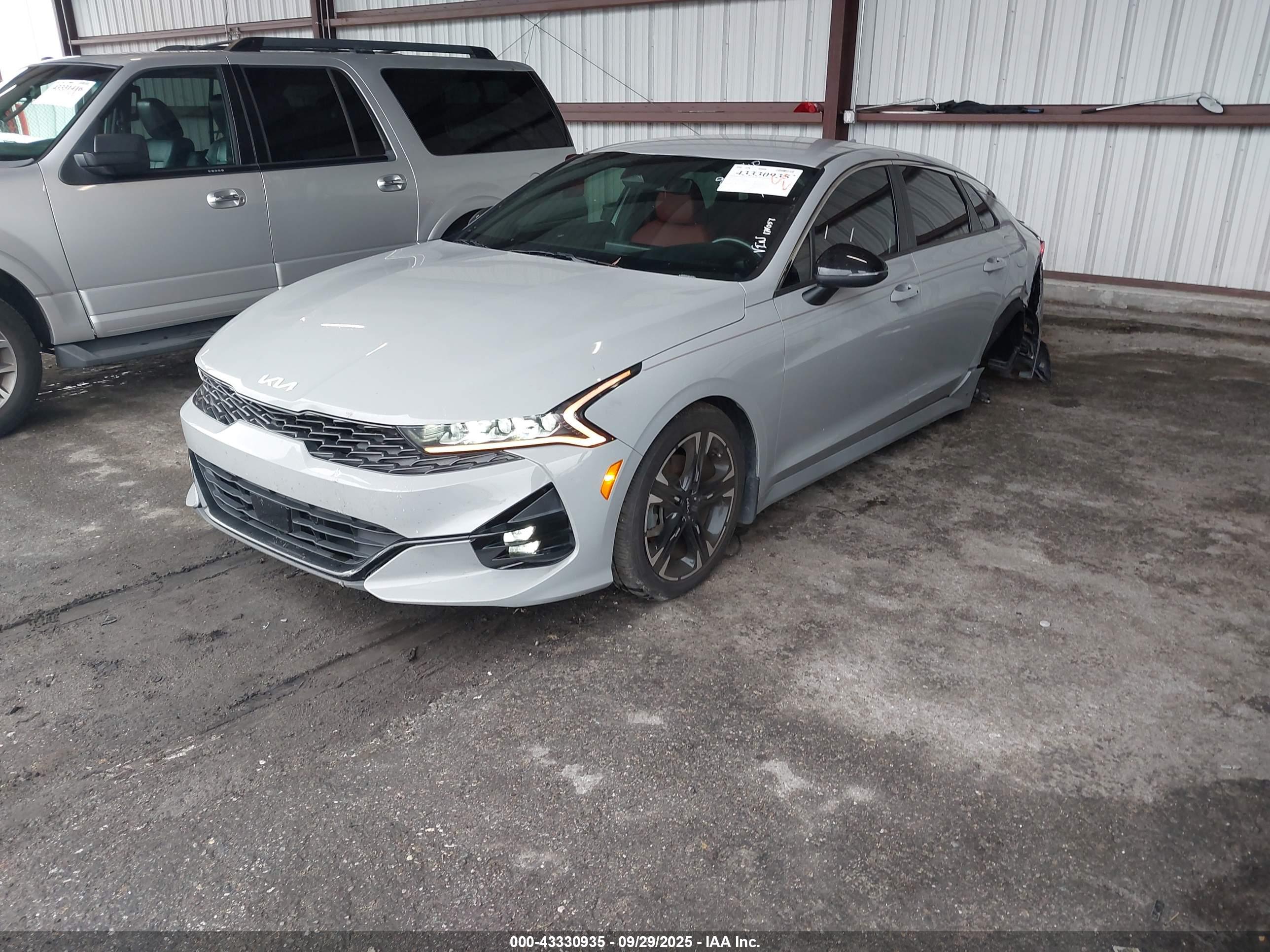 KIA K5 image 2