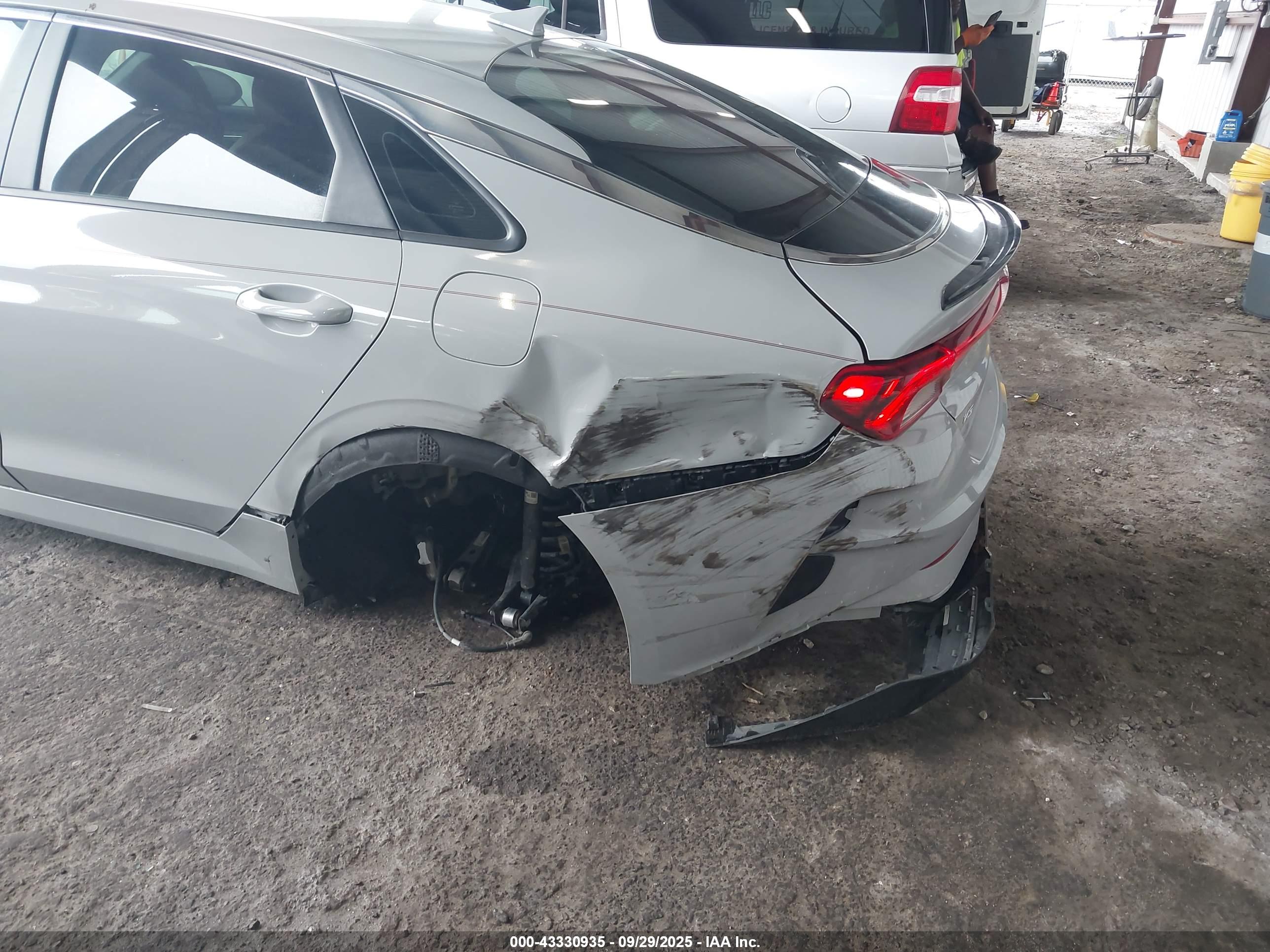 KIA K5 image 6