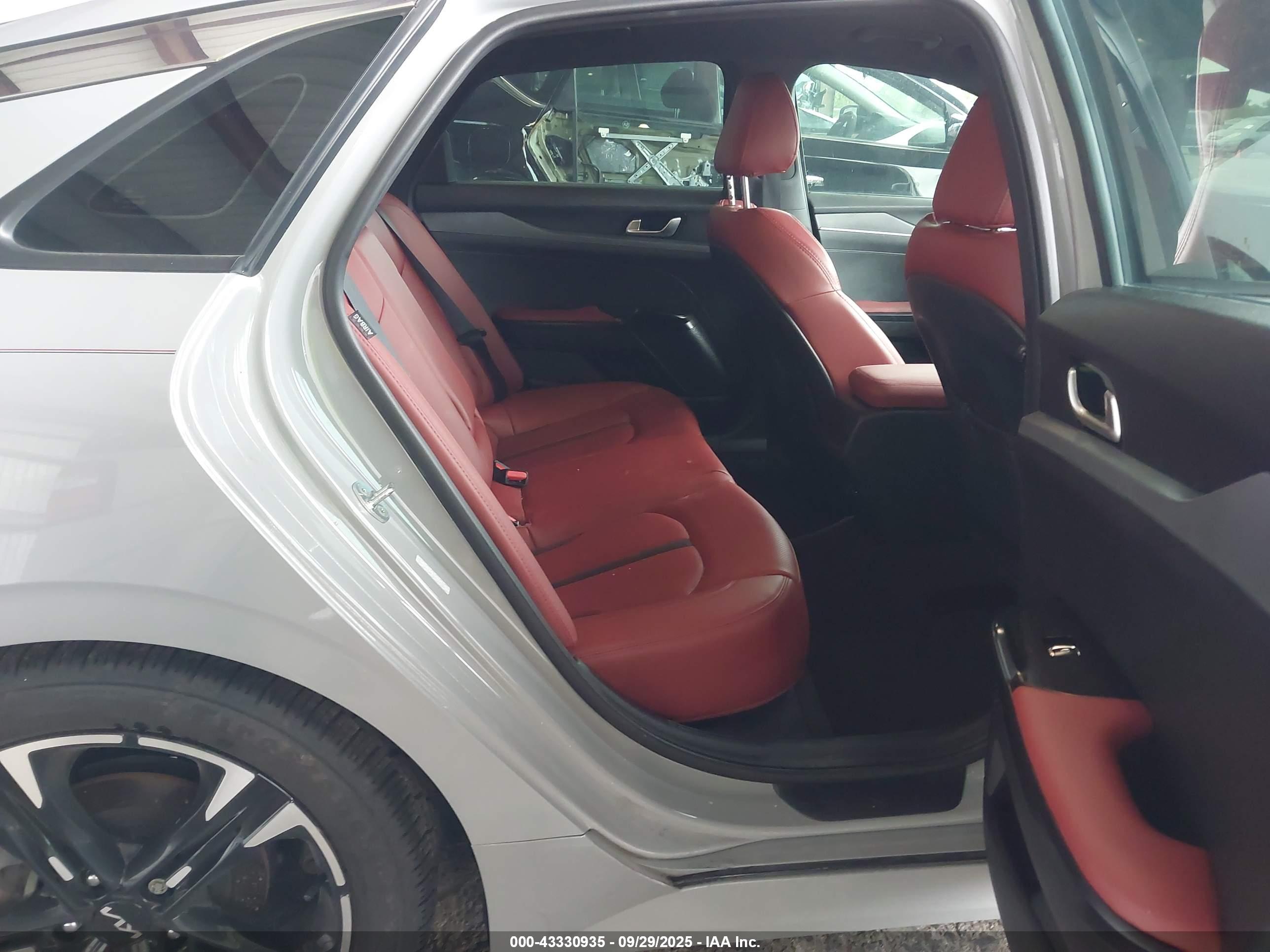 KIA K5 image 8