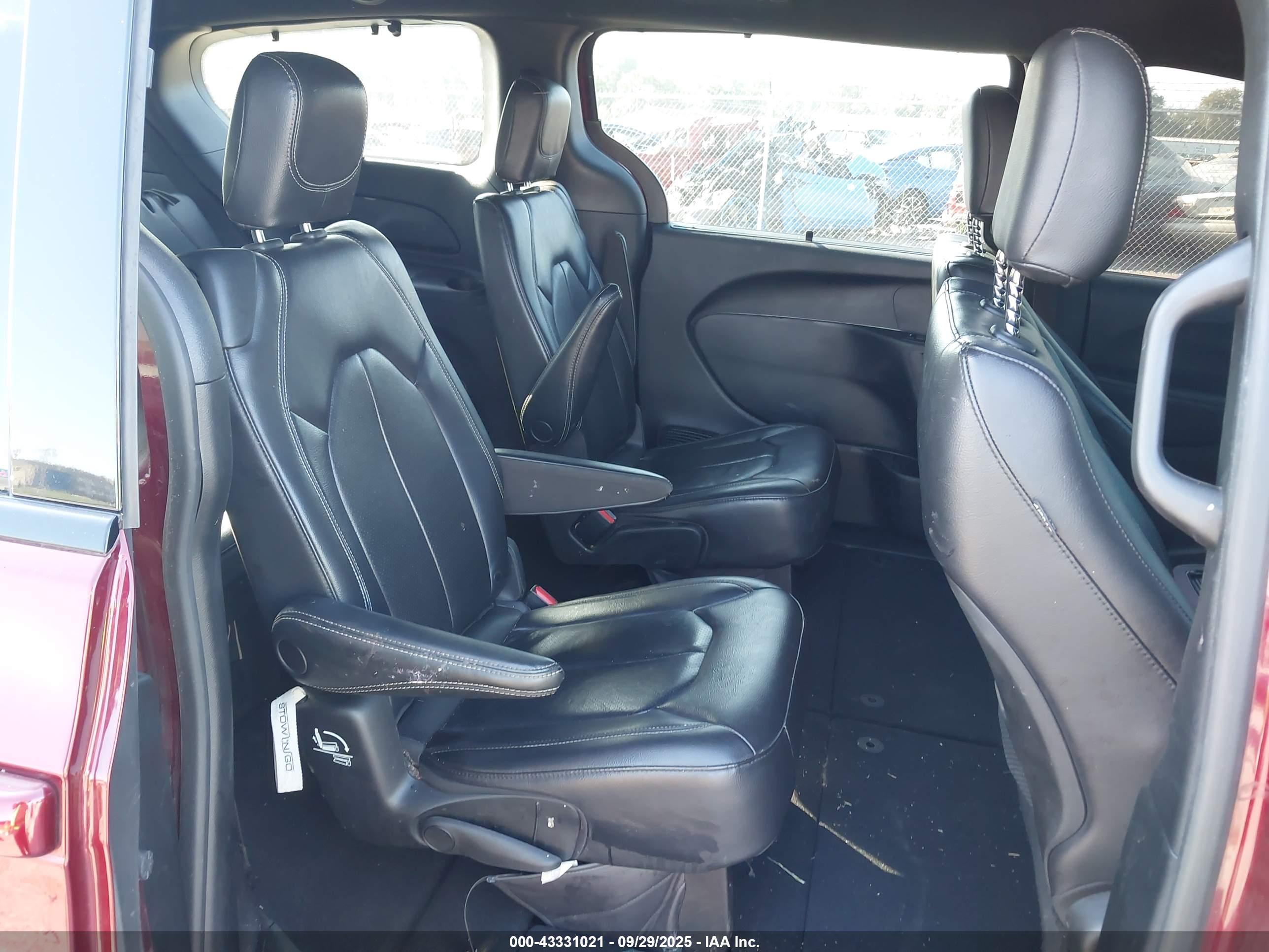 CHRYSLER PACIFICA image 8