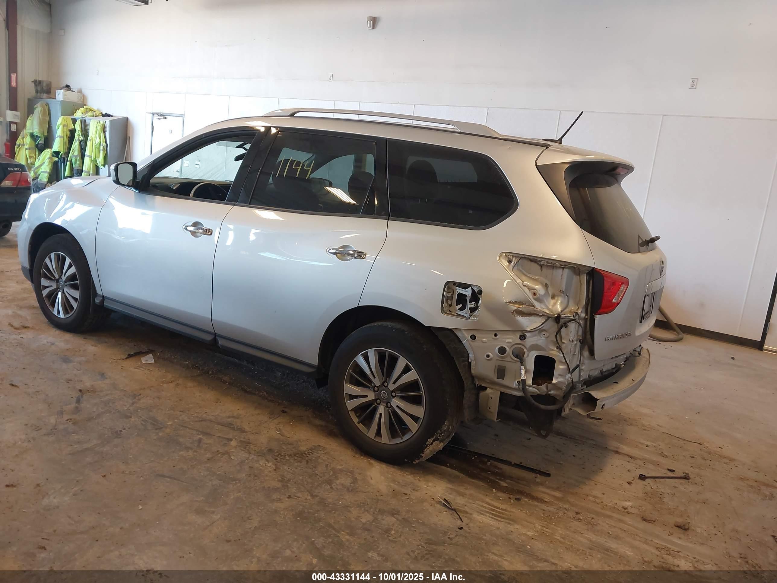 NISSAN PATHFINDER image 3