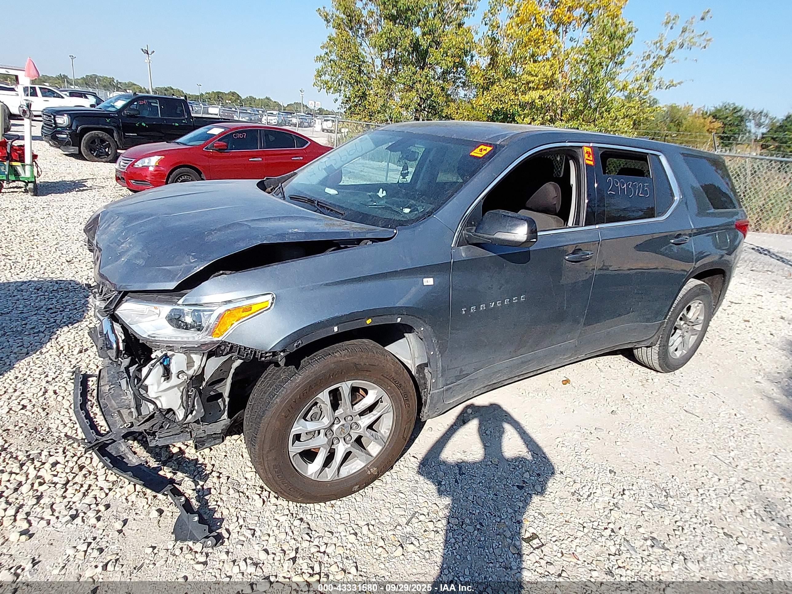 CHEVROLET TRAVERSE image 2