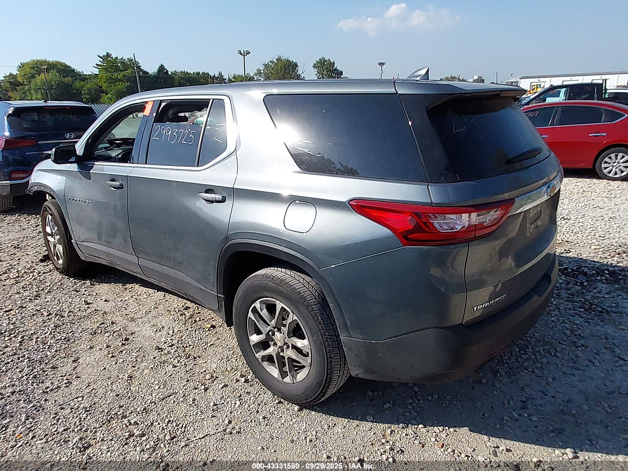 CHEVROLET TRAVERSE image 3