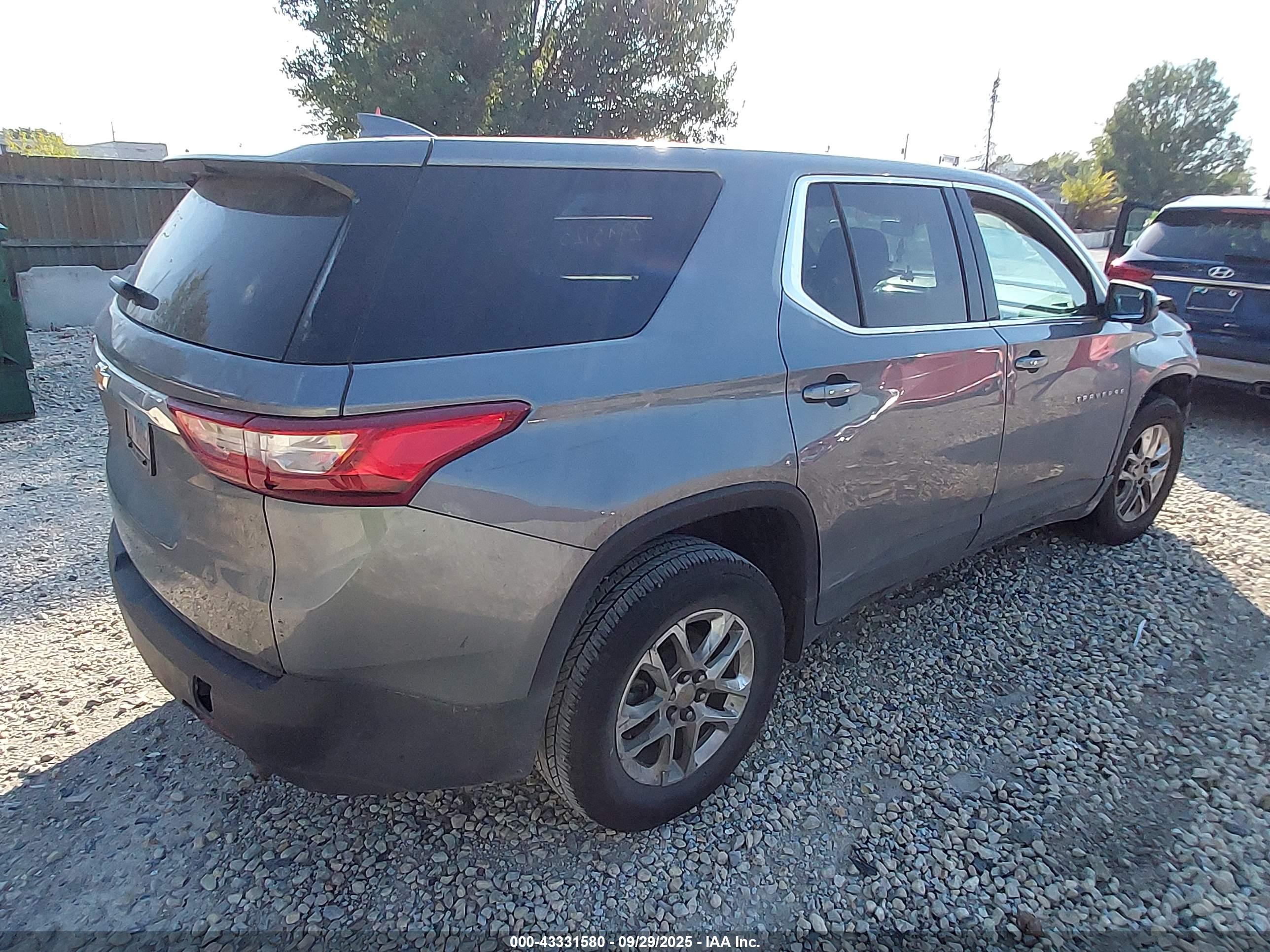 CHEVROLET TRAVERSE image 4