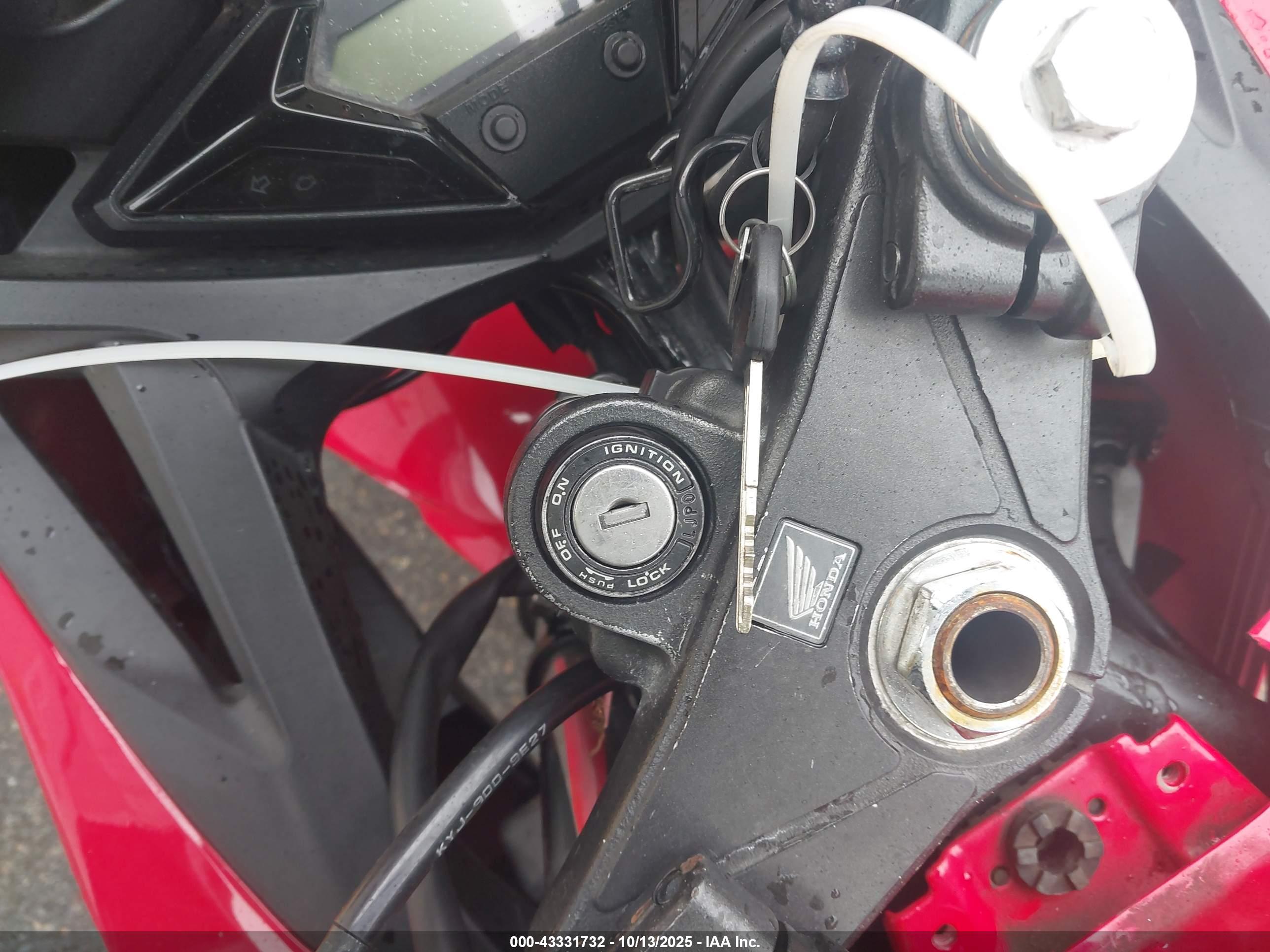 HONDA CBR300 image 11