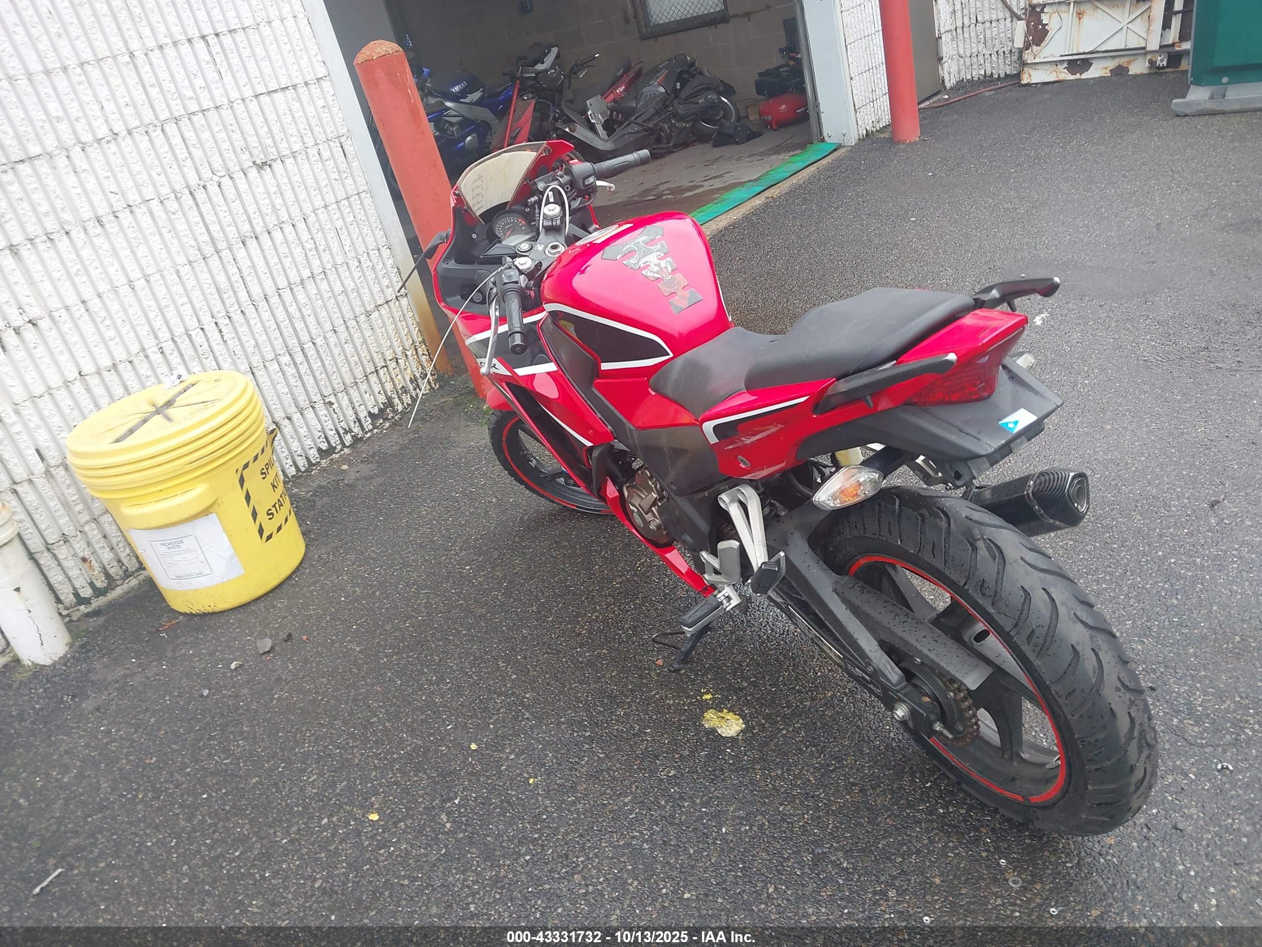 HONDA CBR300 image 3