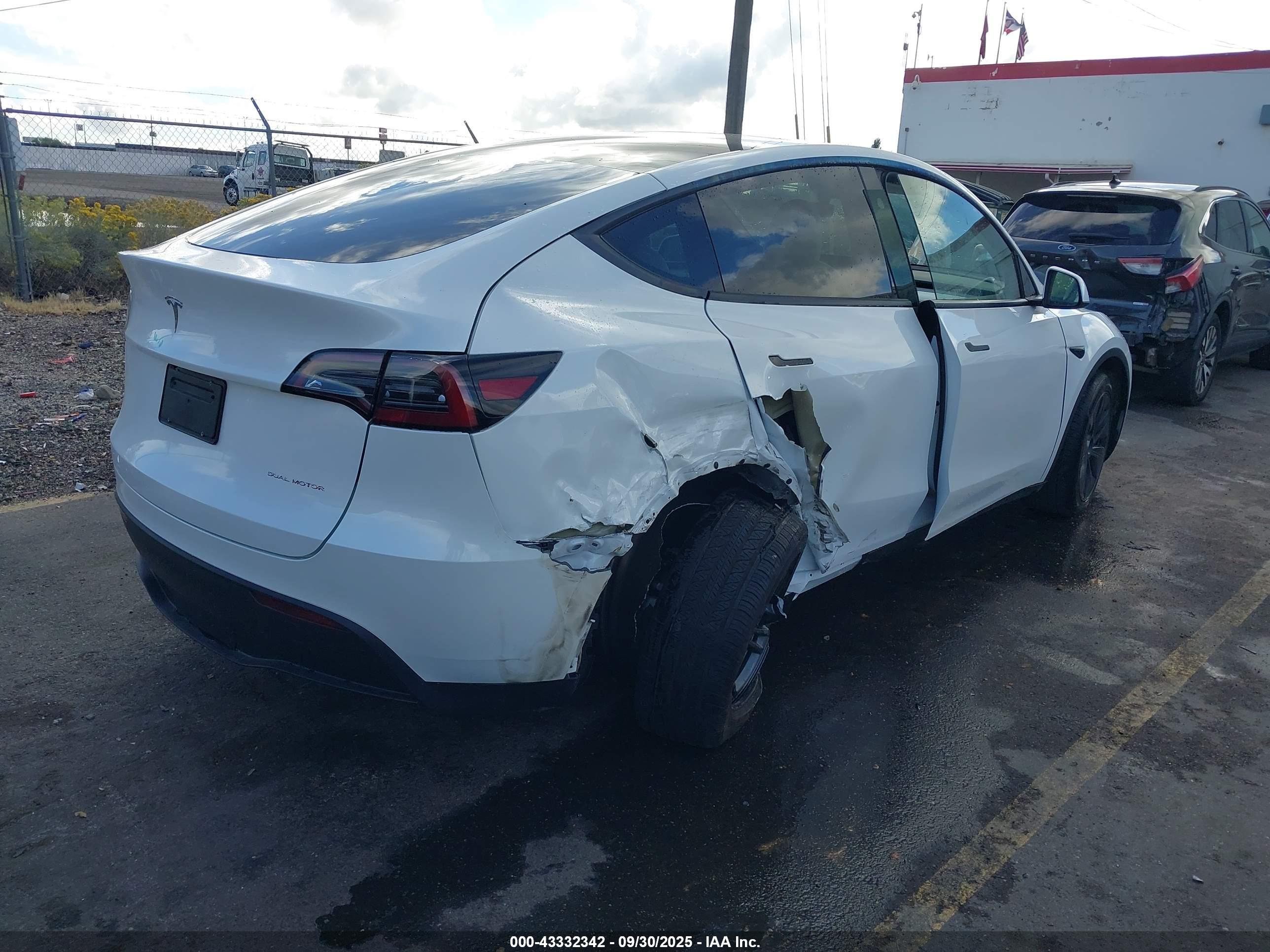 TESLA MODEL image 4