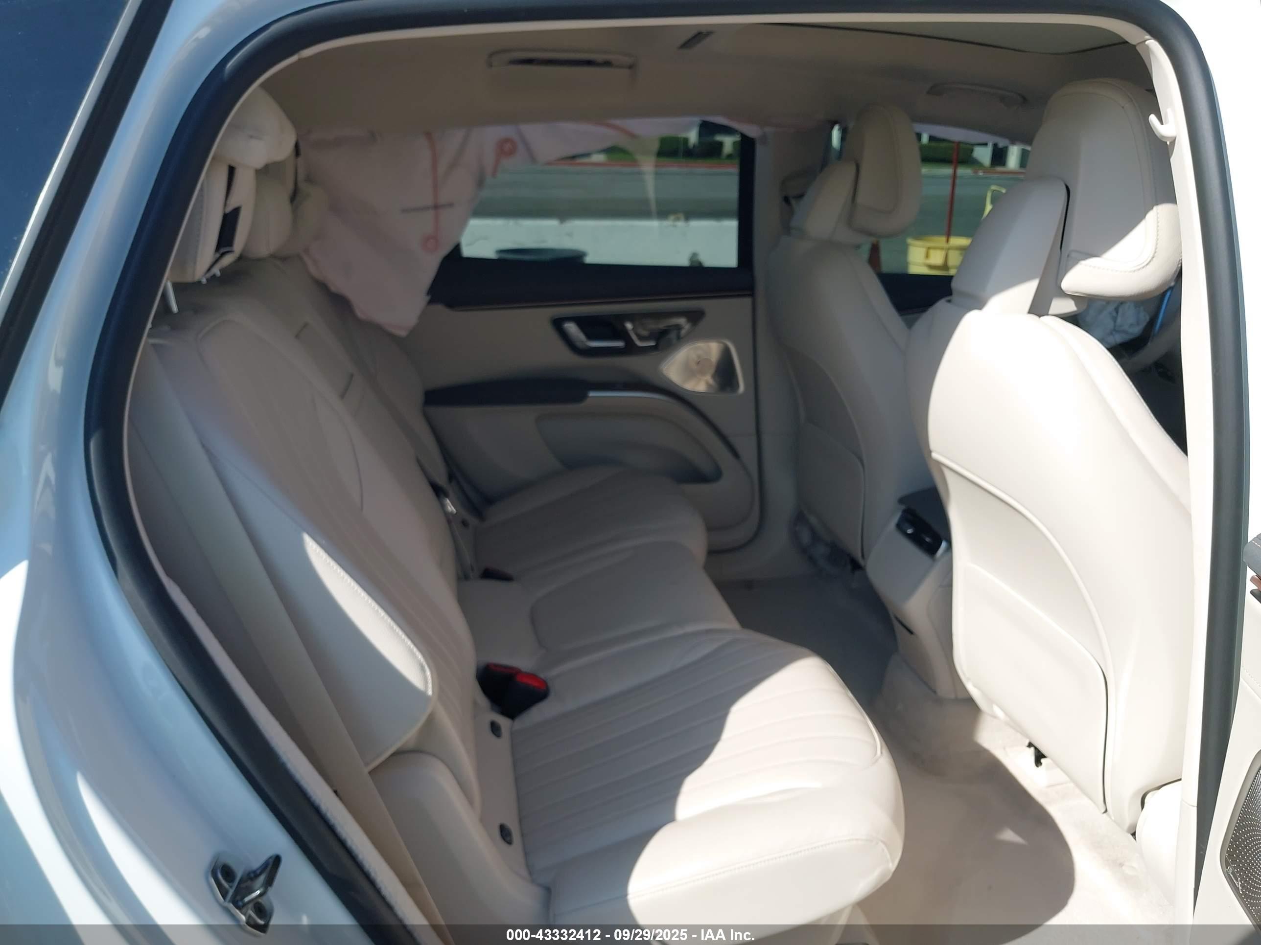 MERCEDES-BENZ EQS image 8