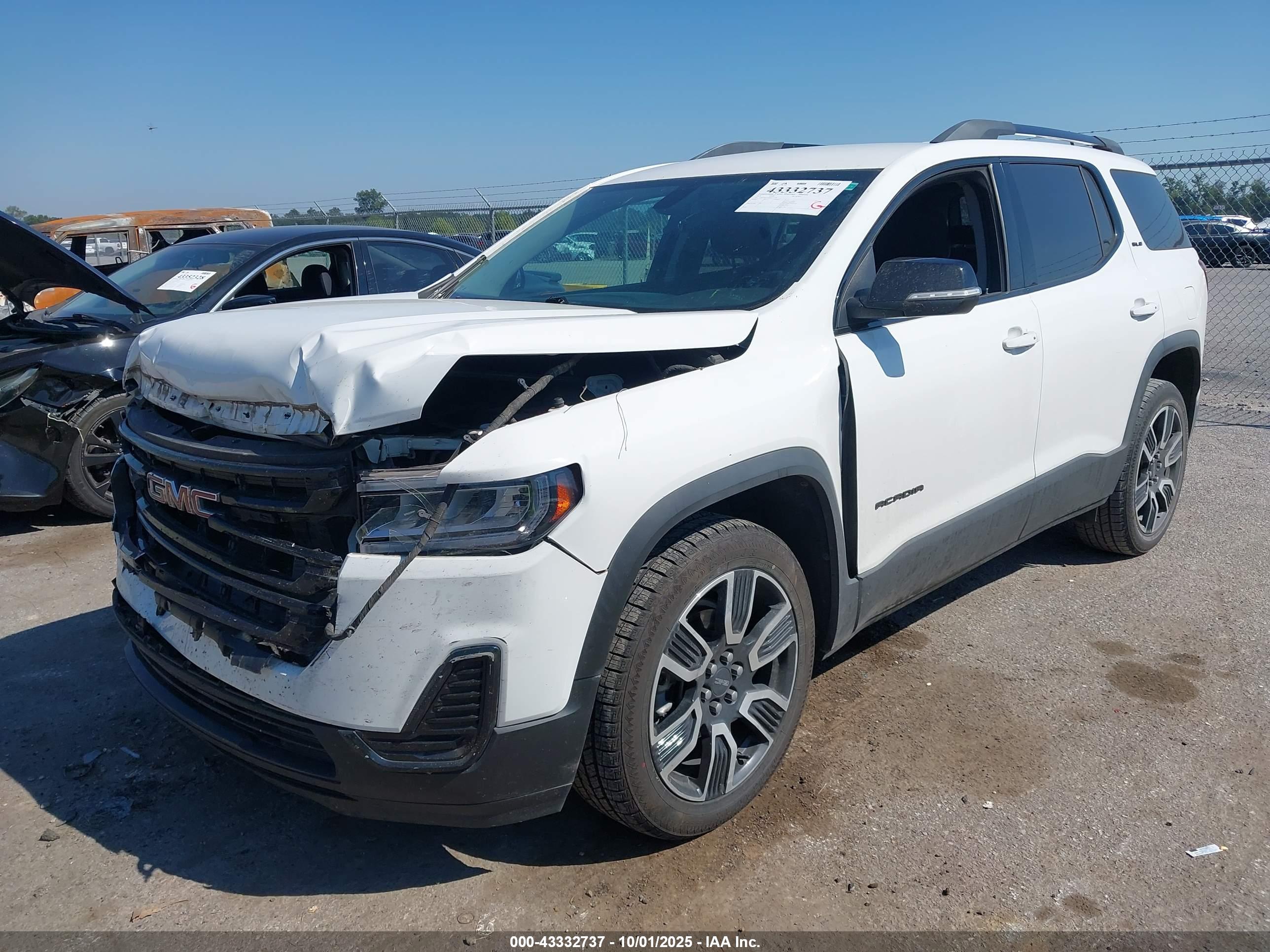 GMC ACADIA image 2