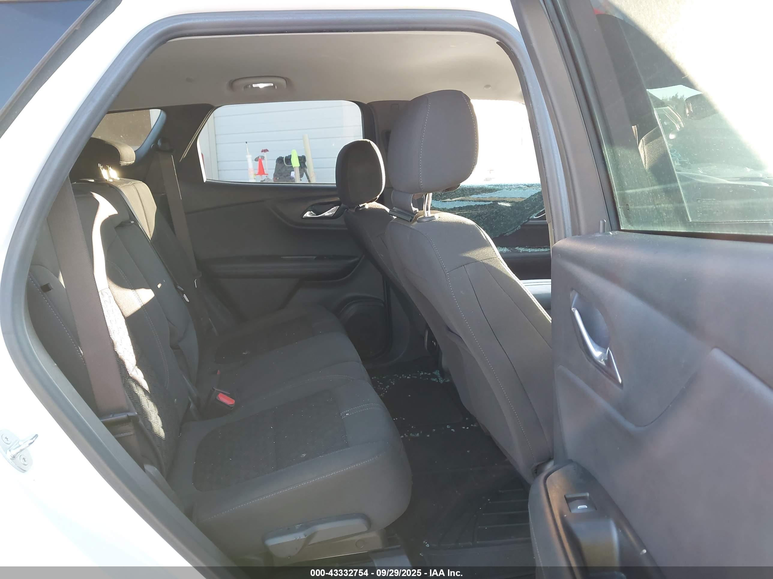 CHEVROLET BLAZER image 8