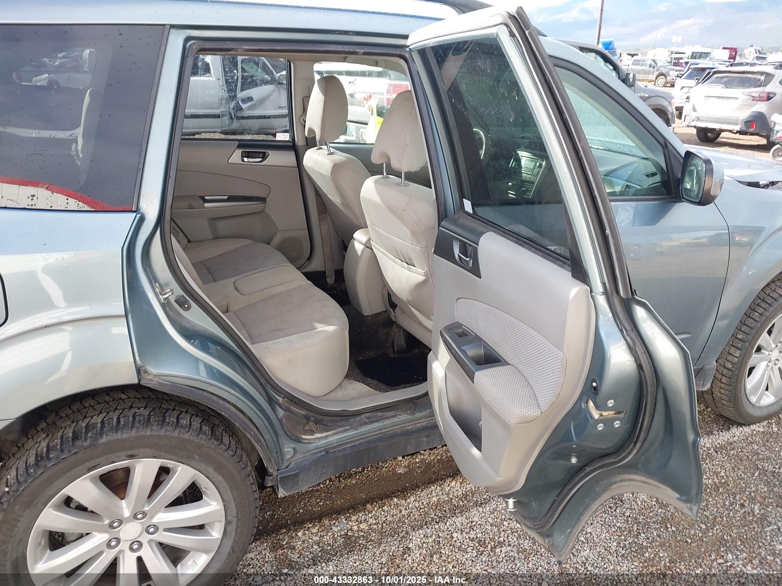 SUBARU FORESTER image 8