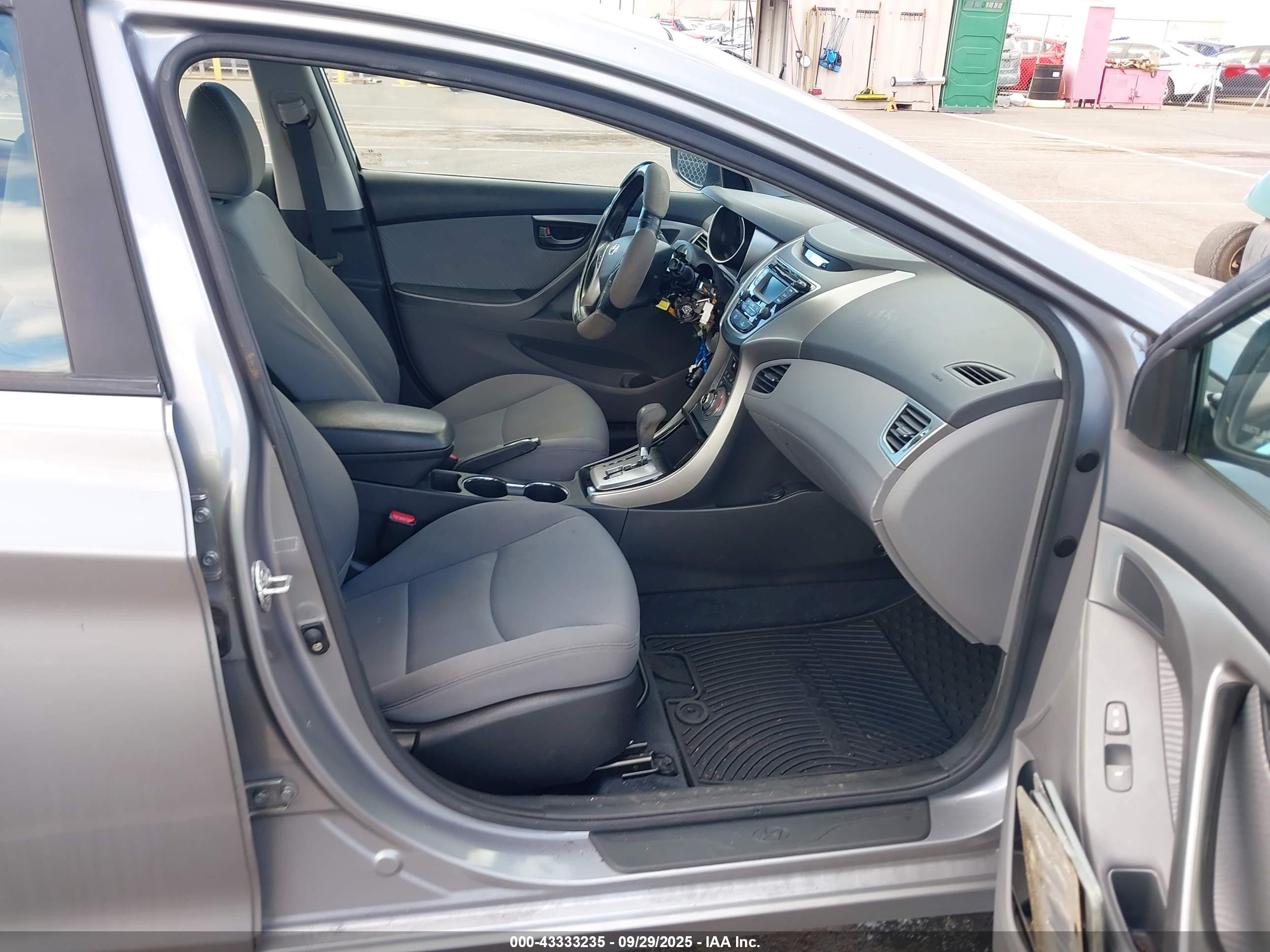 HYUNDAI ELANTRA image 5