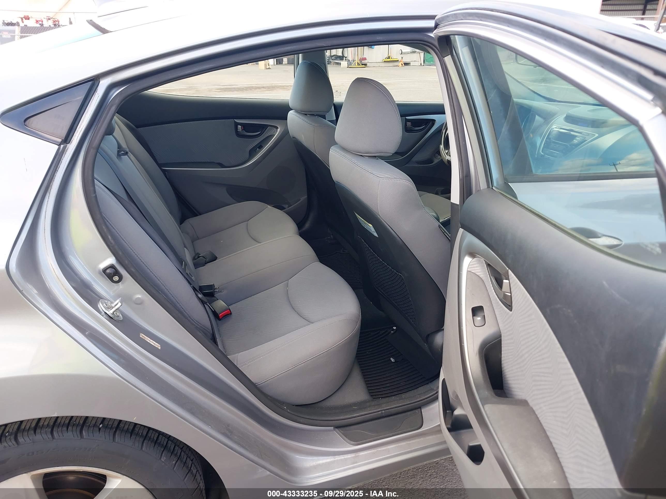 HYUNDAI ELANTRA image 8