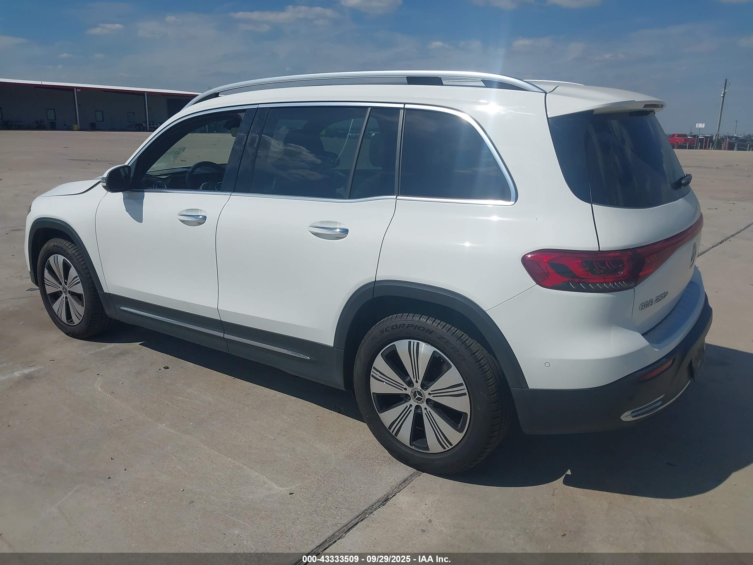 MERCEDES-BENZ EQB image 3
