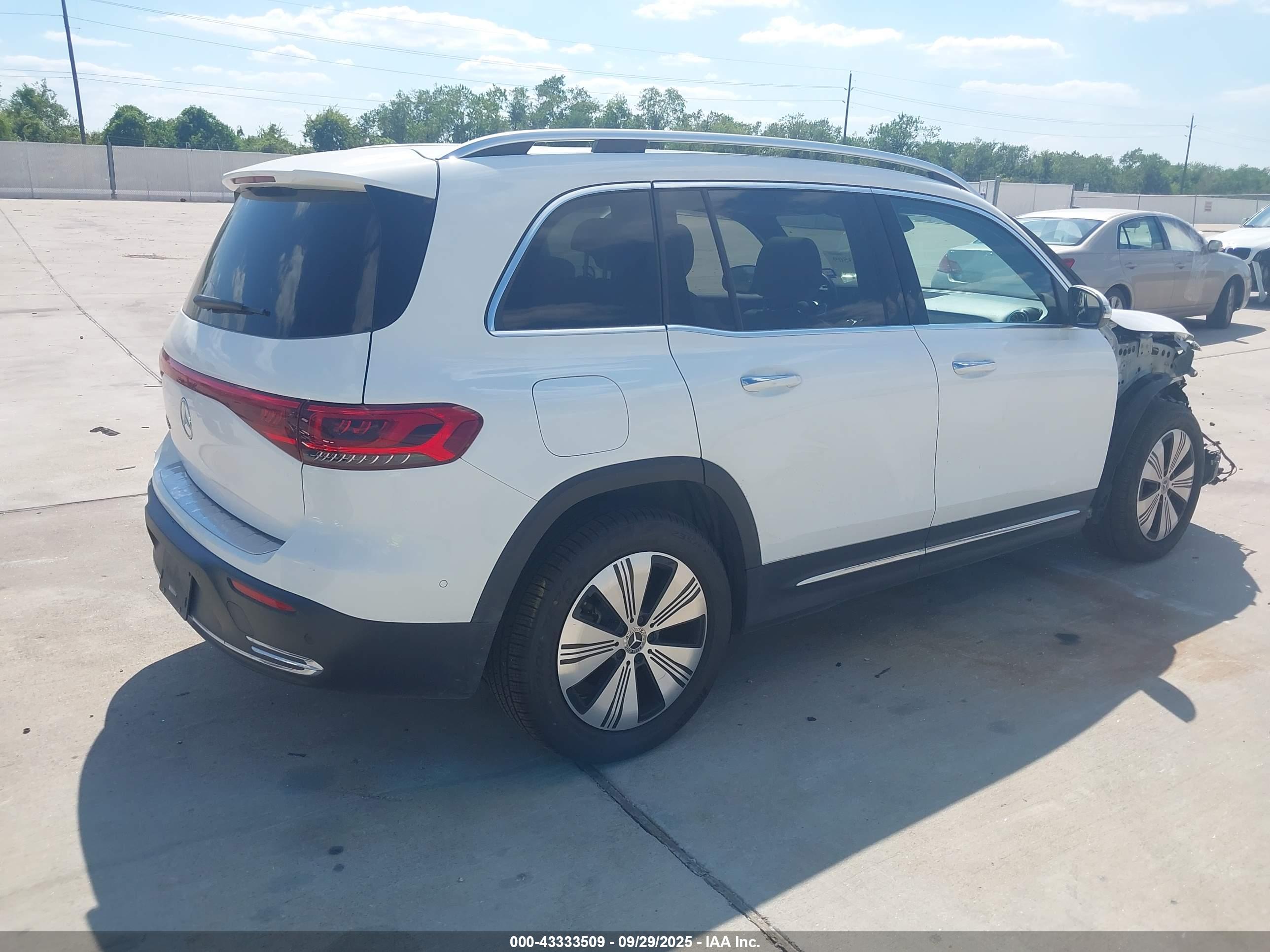 MERCEDES-BENZ EQB image 4