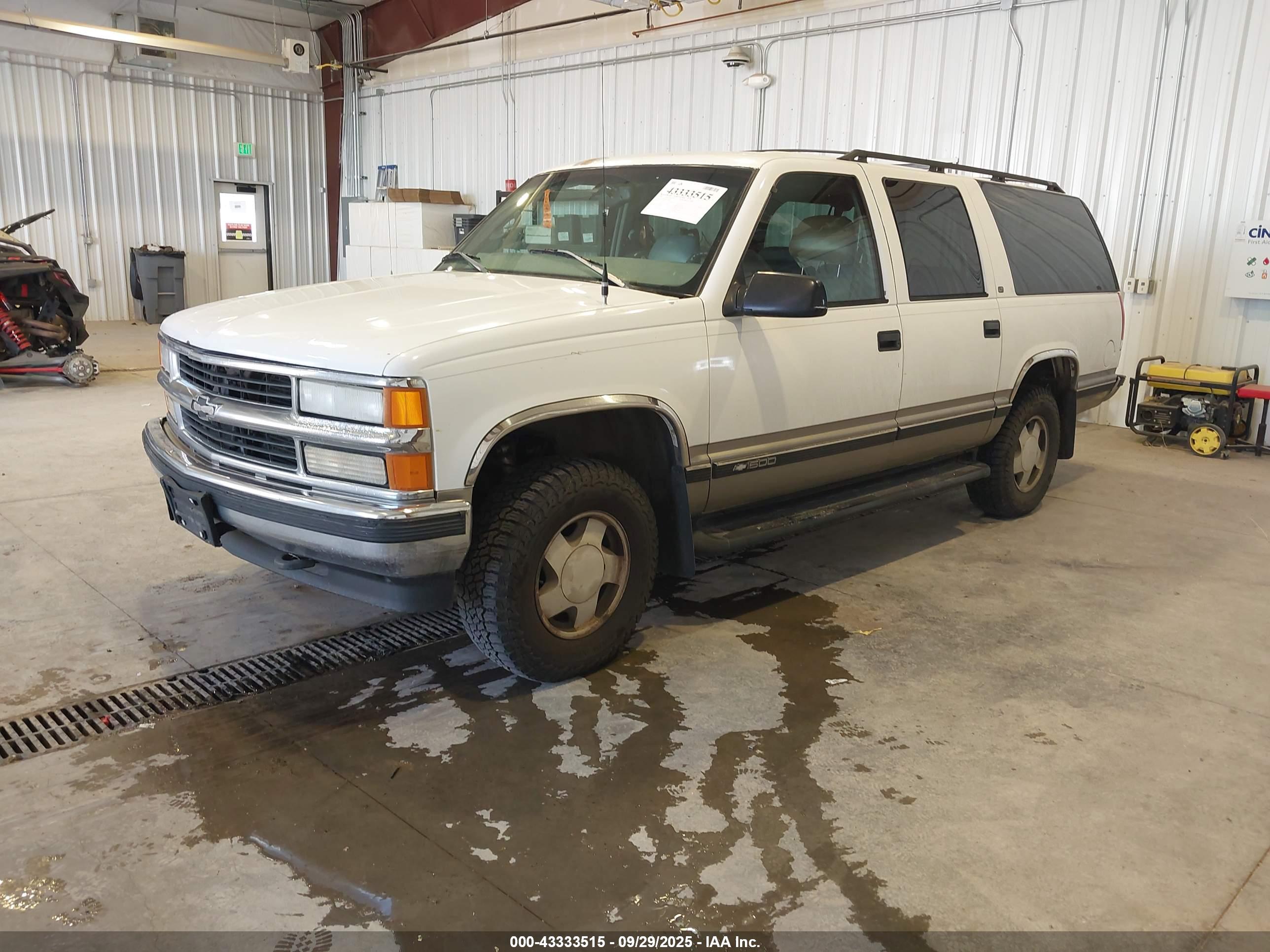 CHEVROLET SUBURBAN image 2