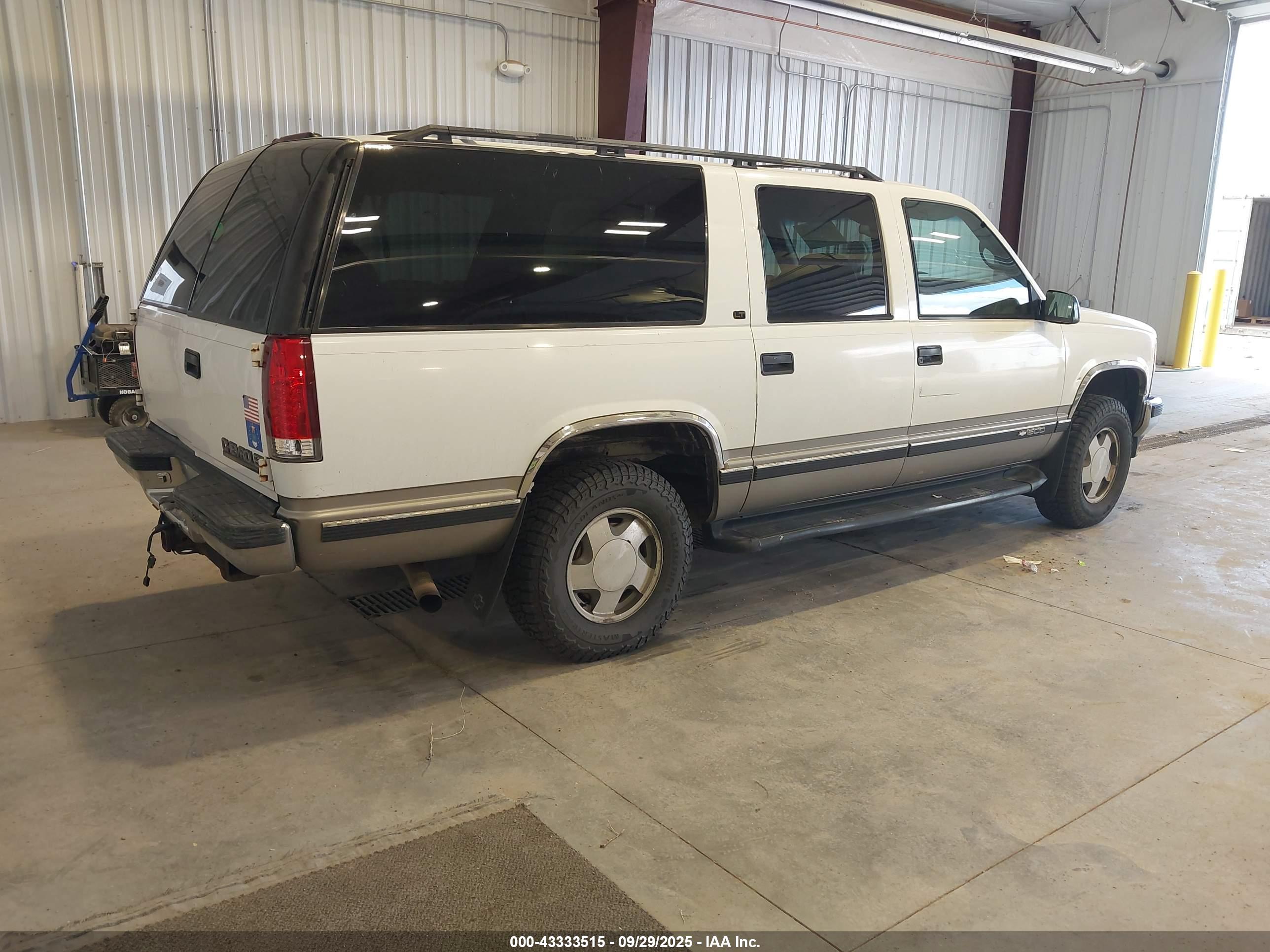 CHEVROLET SUBURBAN image 4