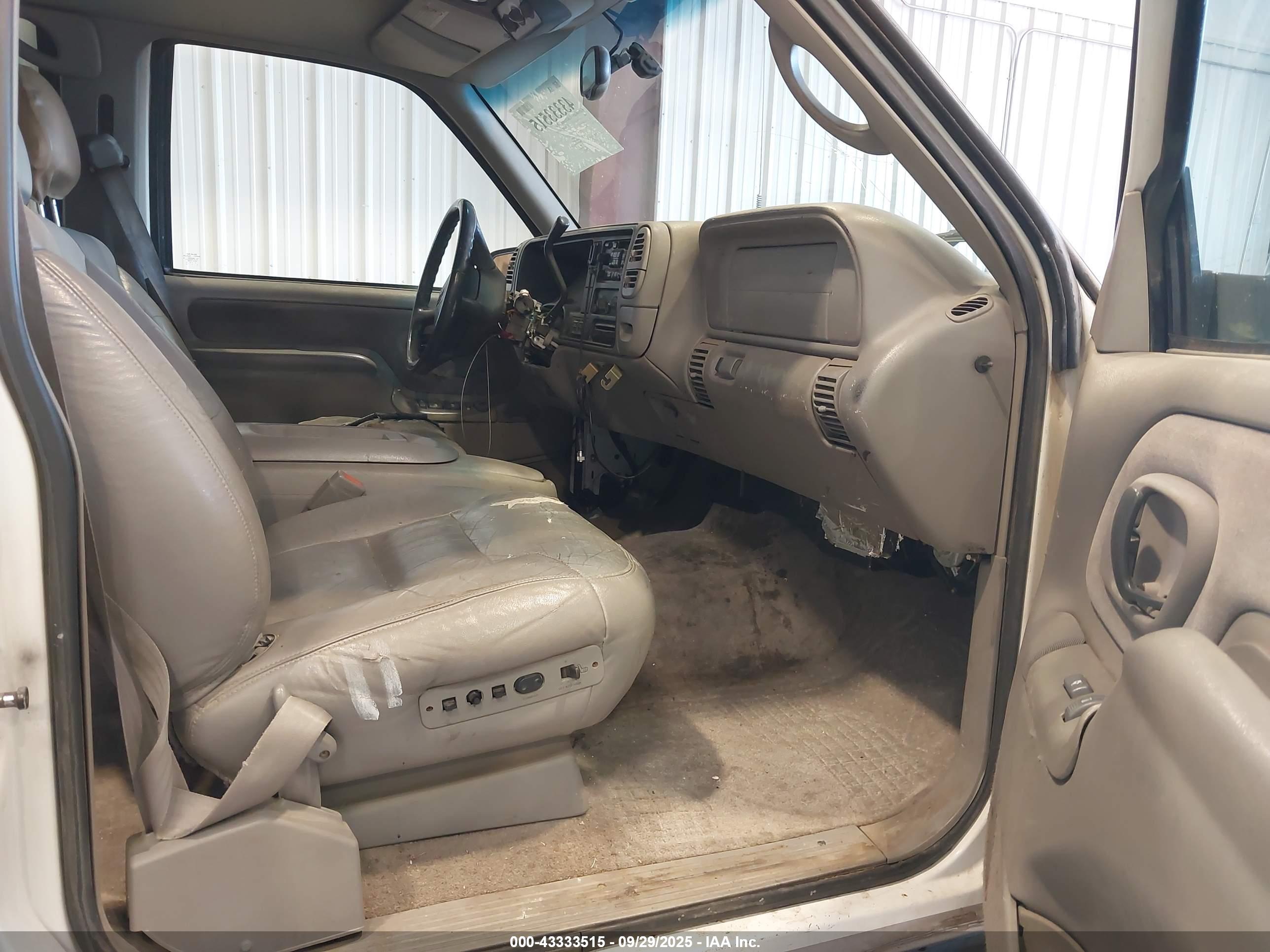 CHEVROLET SUBURBAN image 5