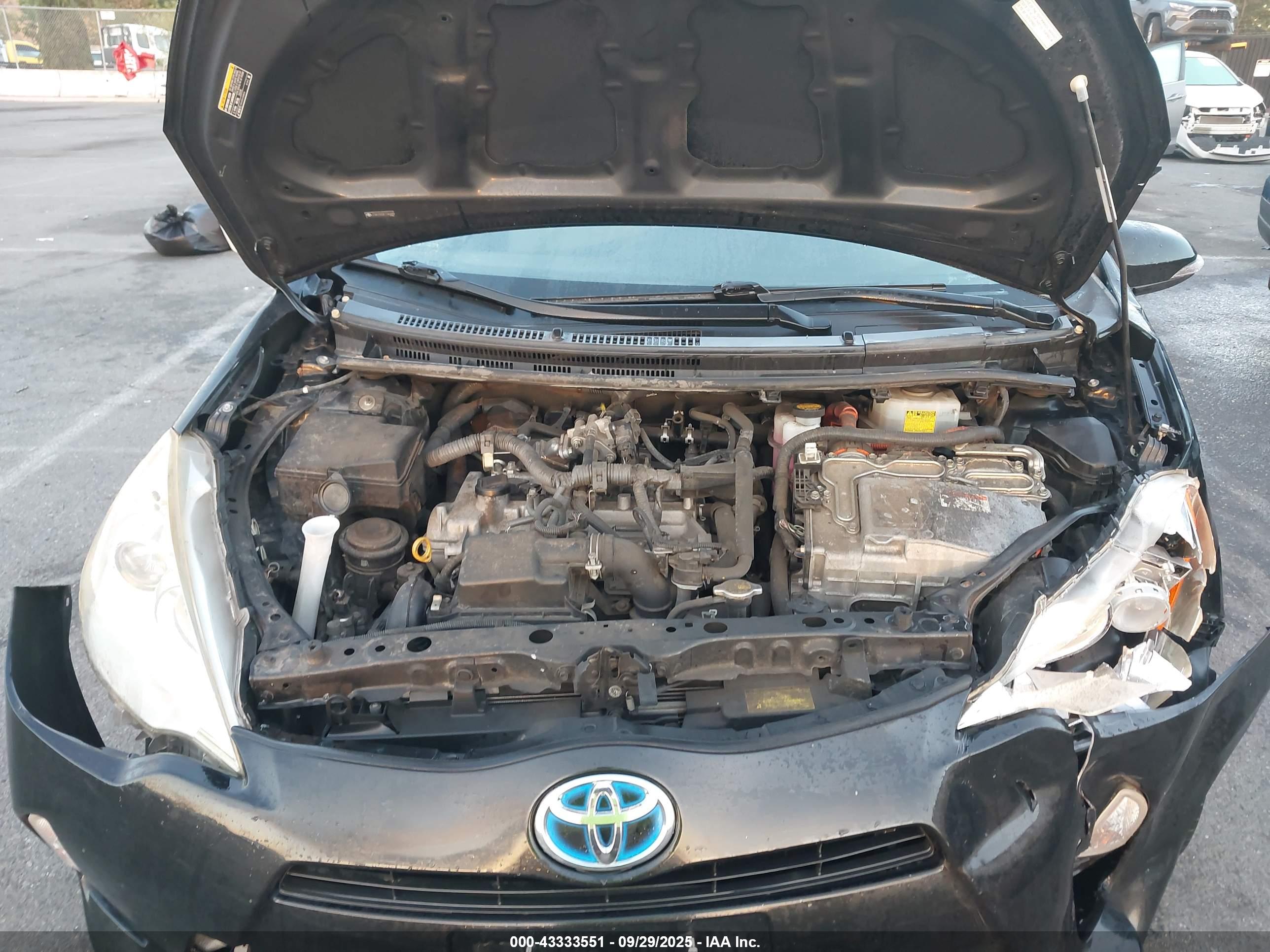 TOYOTA PRIUS image 10