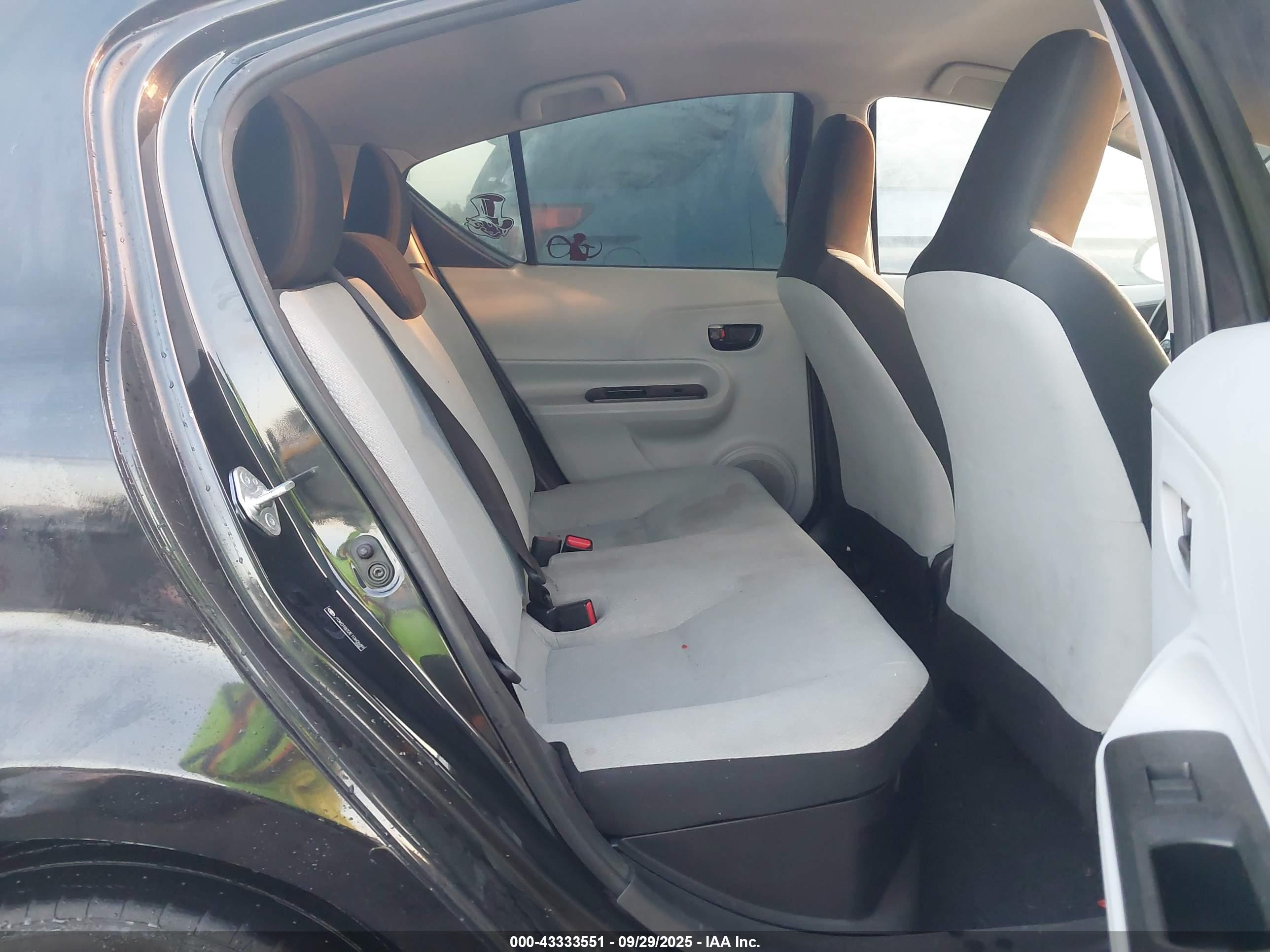 TOYOTA PRIUS image 8