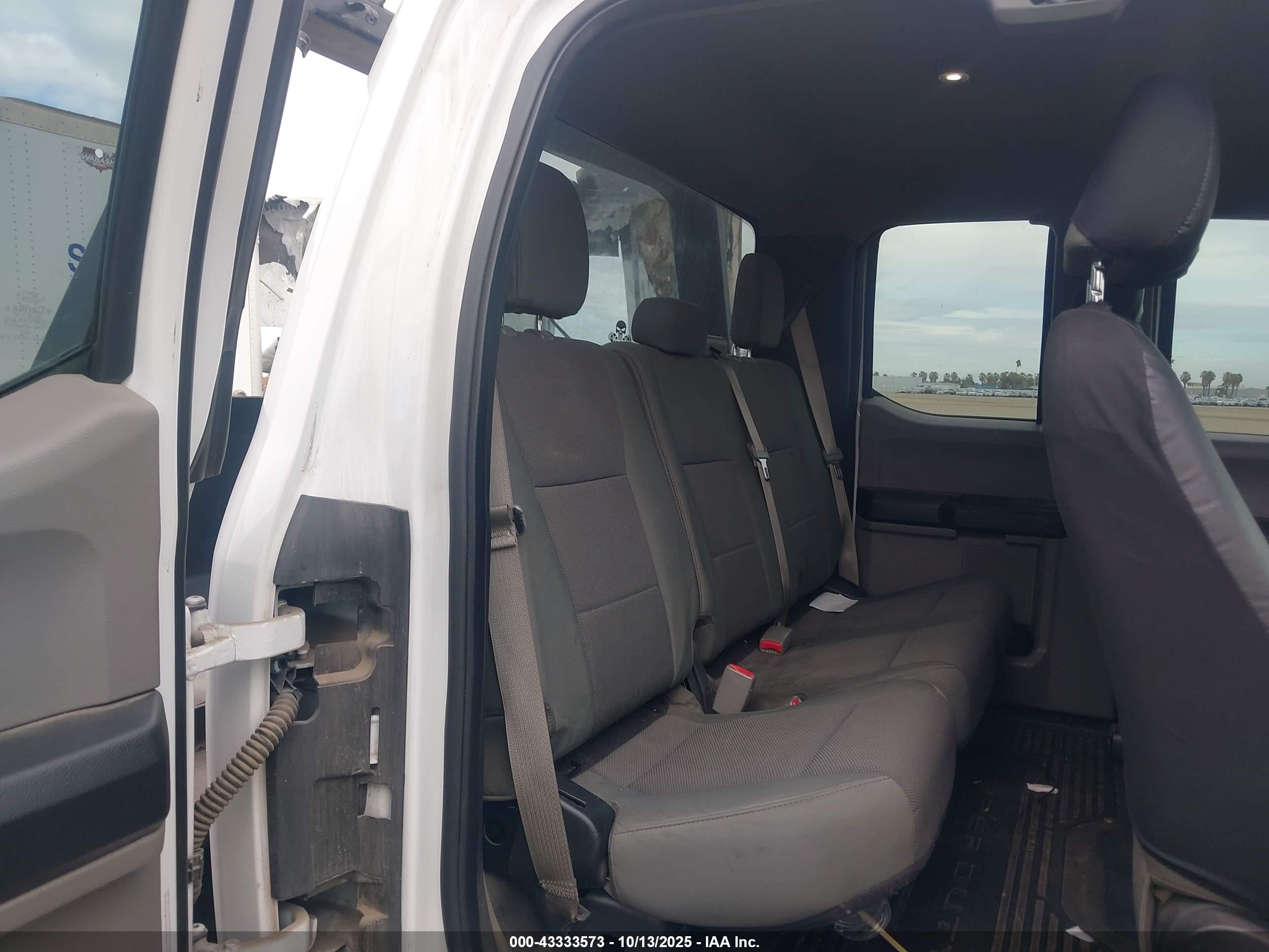 FORD F-550 image 8